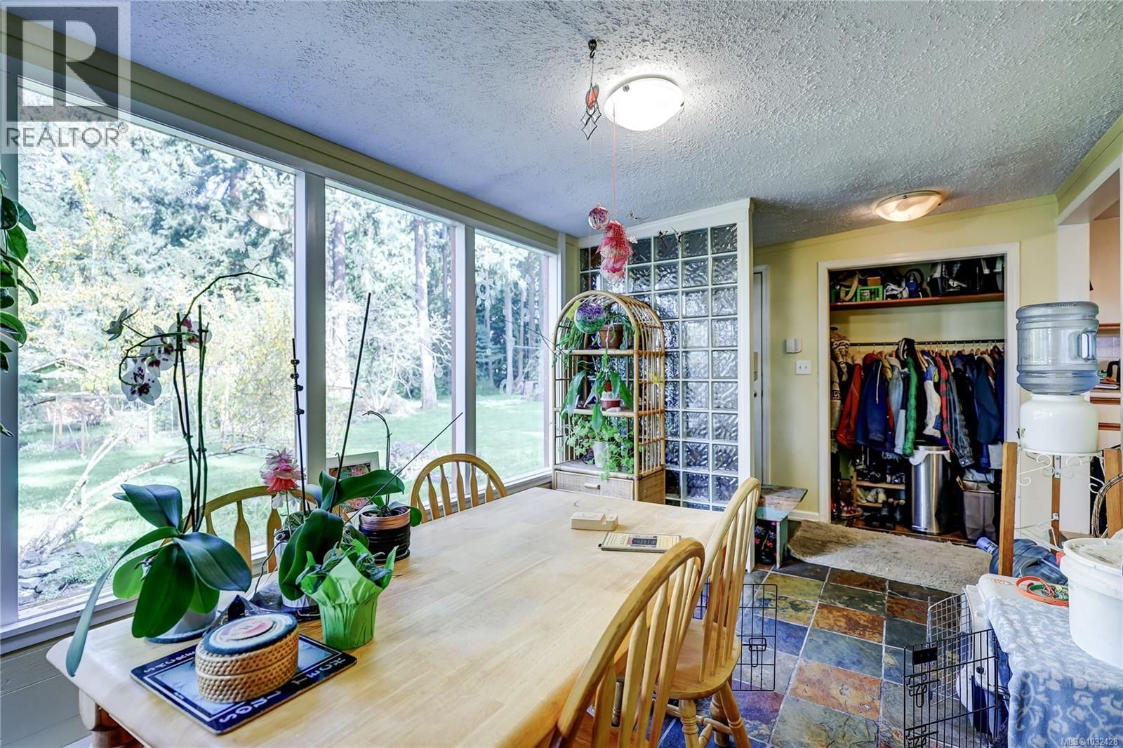 525 PIONEER CRESCENT Image 8