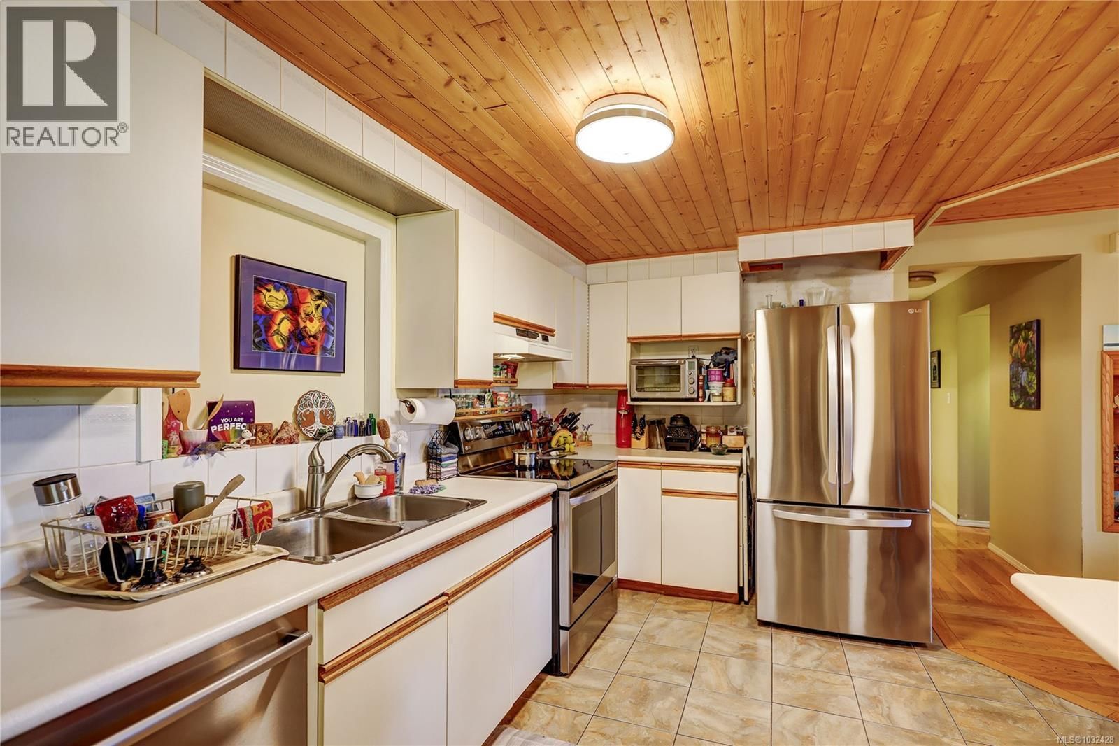 525 PIONEER CRESCENT Image 9