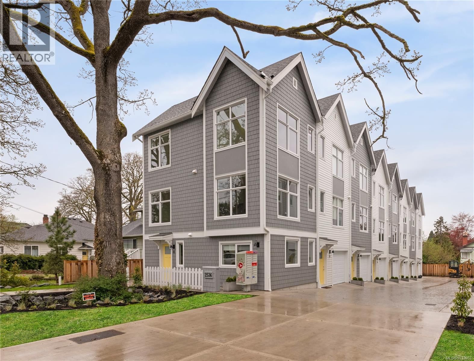 2536 Shelbourne Street, Victoria, British Columbia V8R 4L5