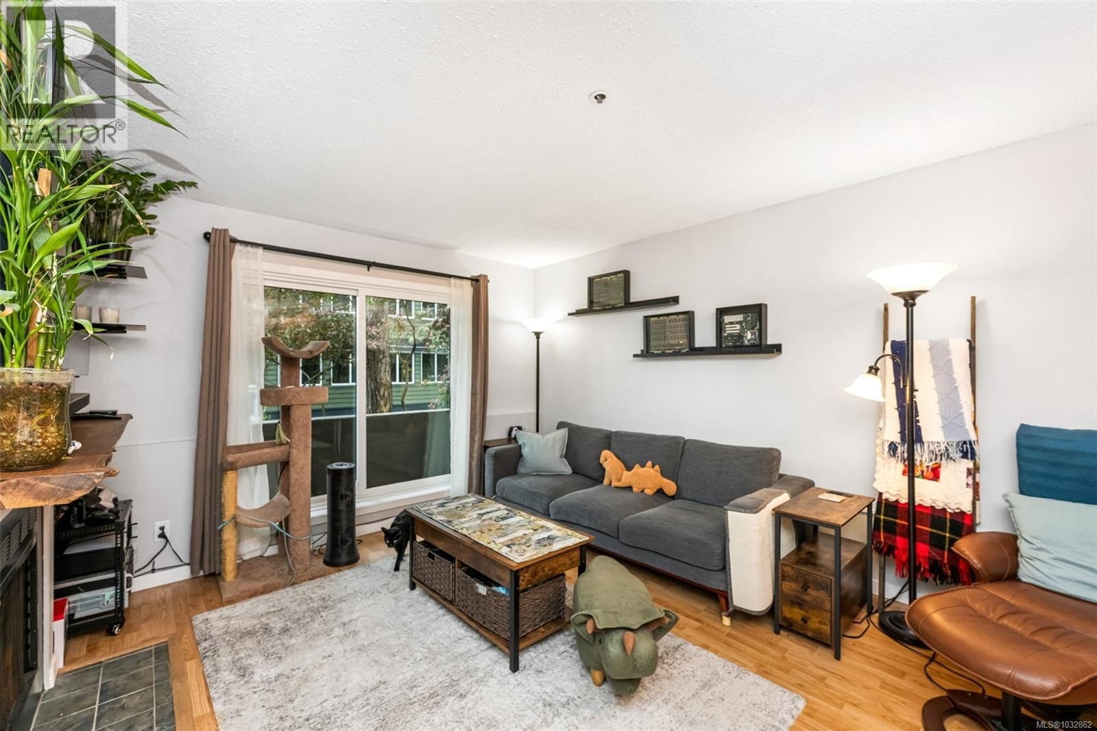 8 949 Cloverdale Avenue property photo