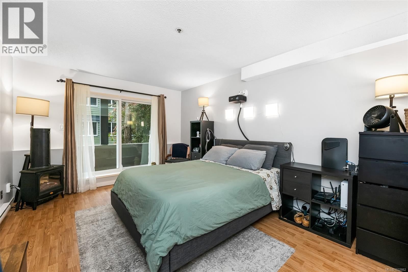 8 949 Cloverdale Avenue property photo