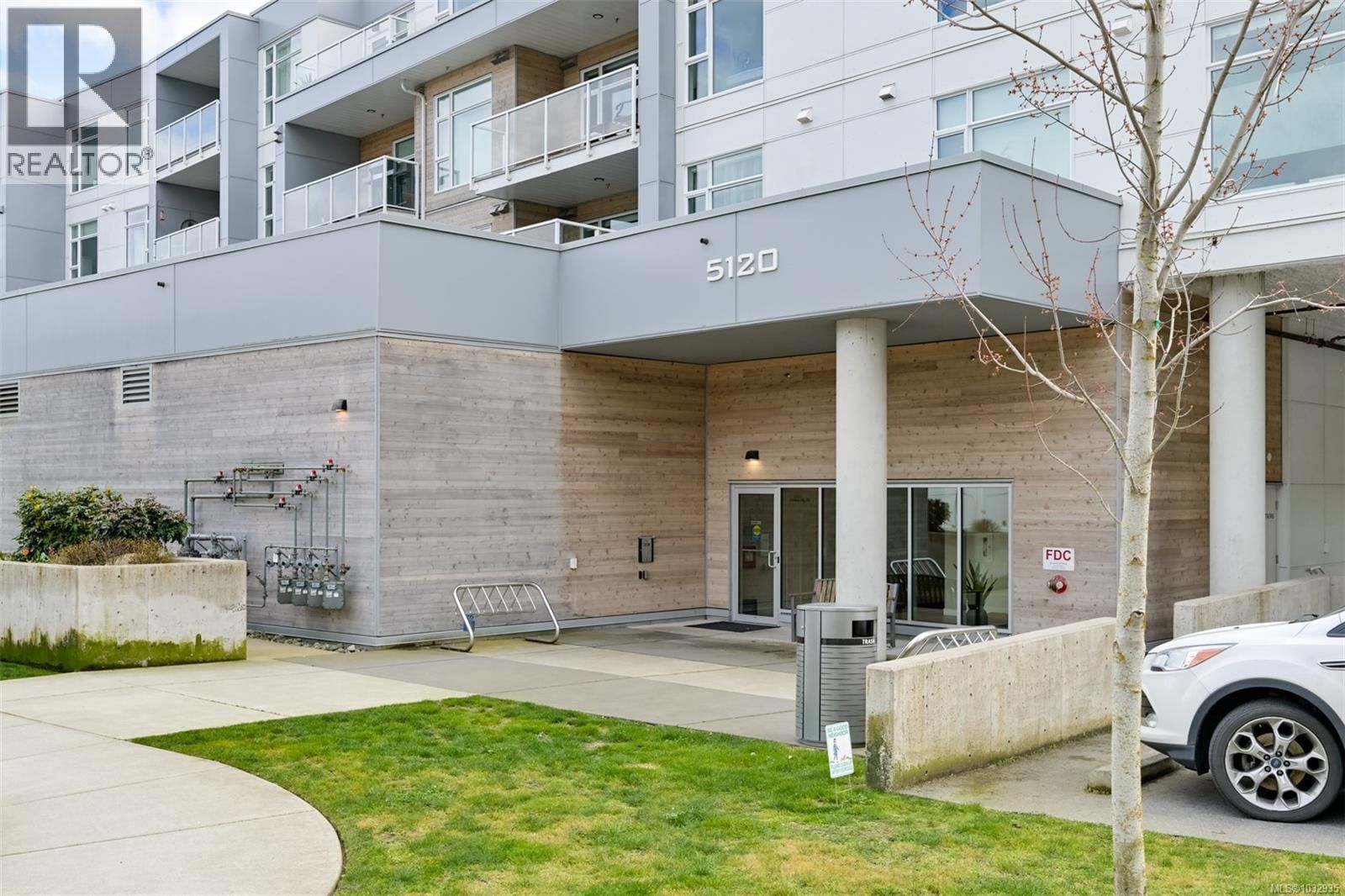 301 5120 Cordova Bay Road property photo