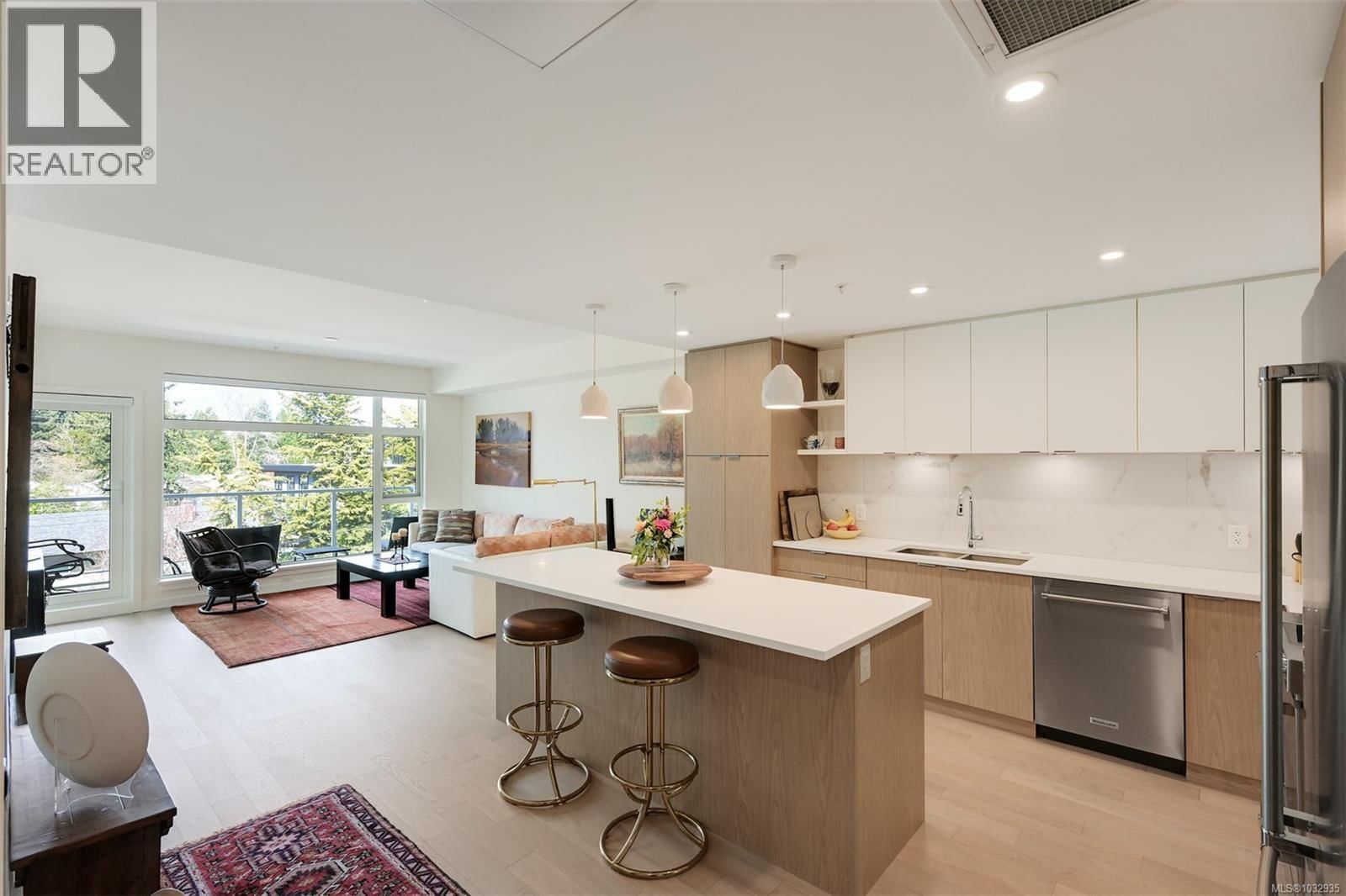 301 5120 Cordova Bay Road property photo