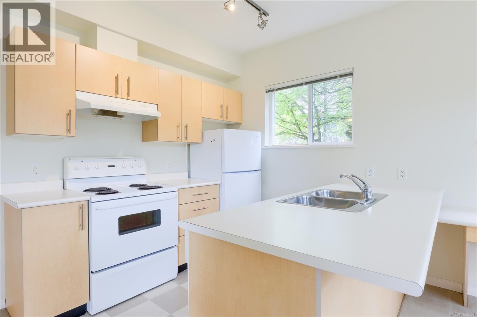 207 1550 Church Avenue property photo