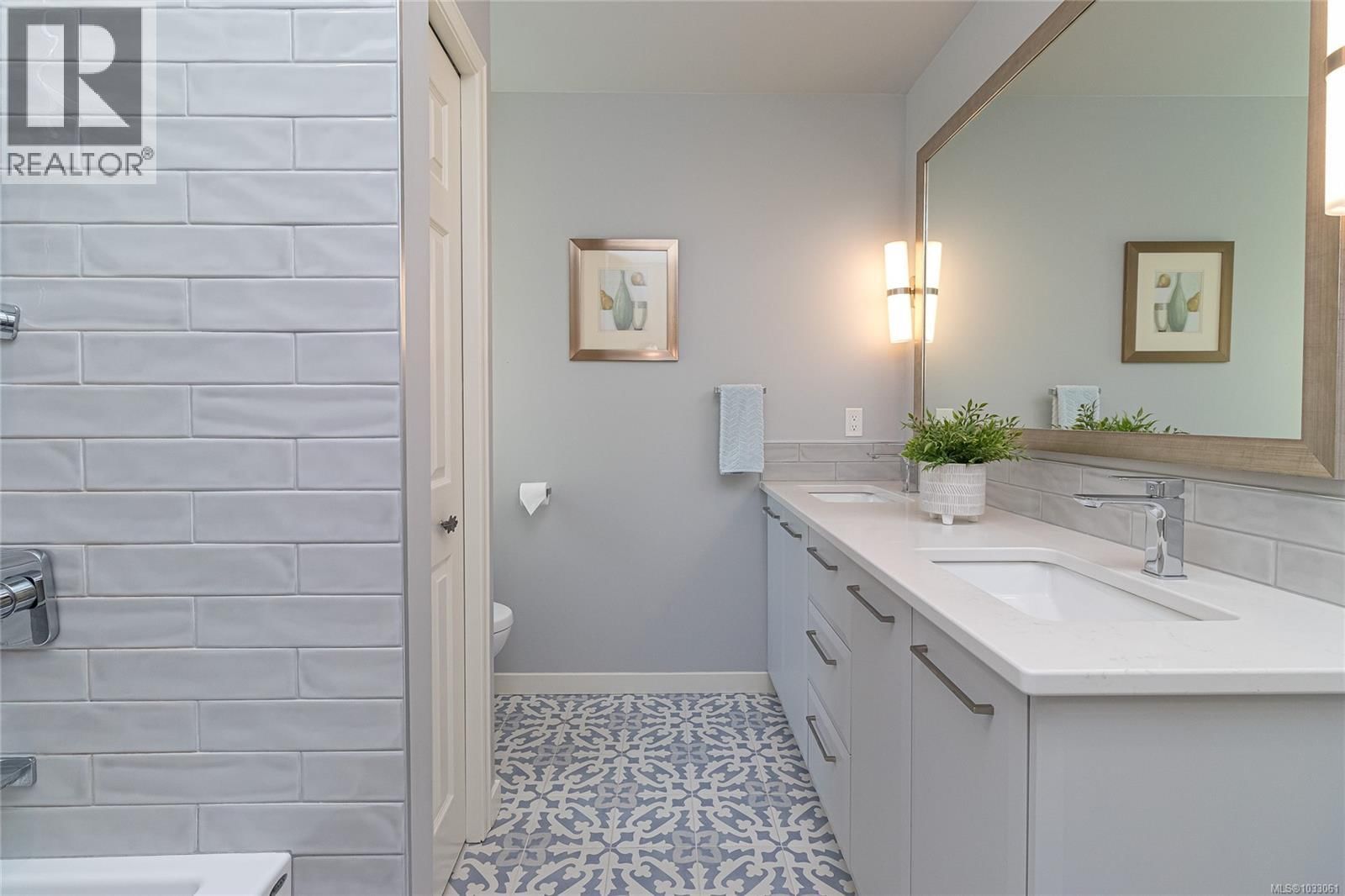 2557 ANNABERN CRESCENT Image 32