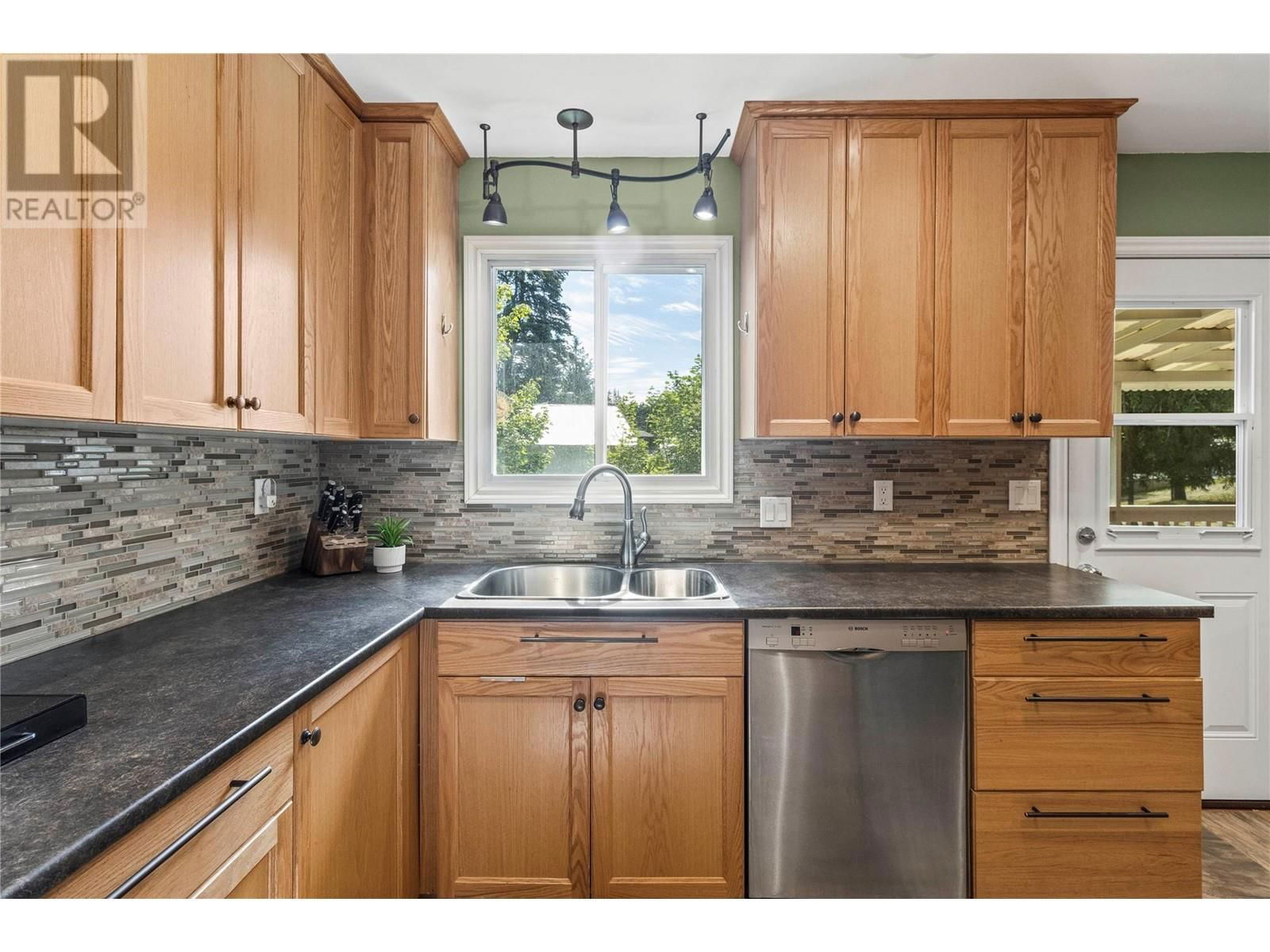 880 28TH STREET SOUTHEAST Image 13