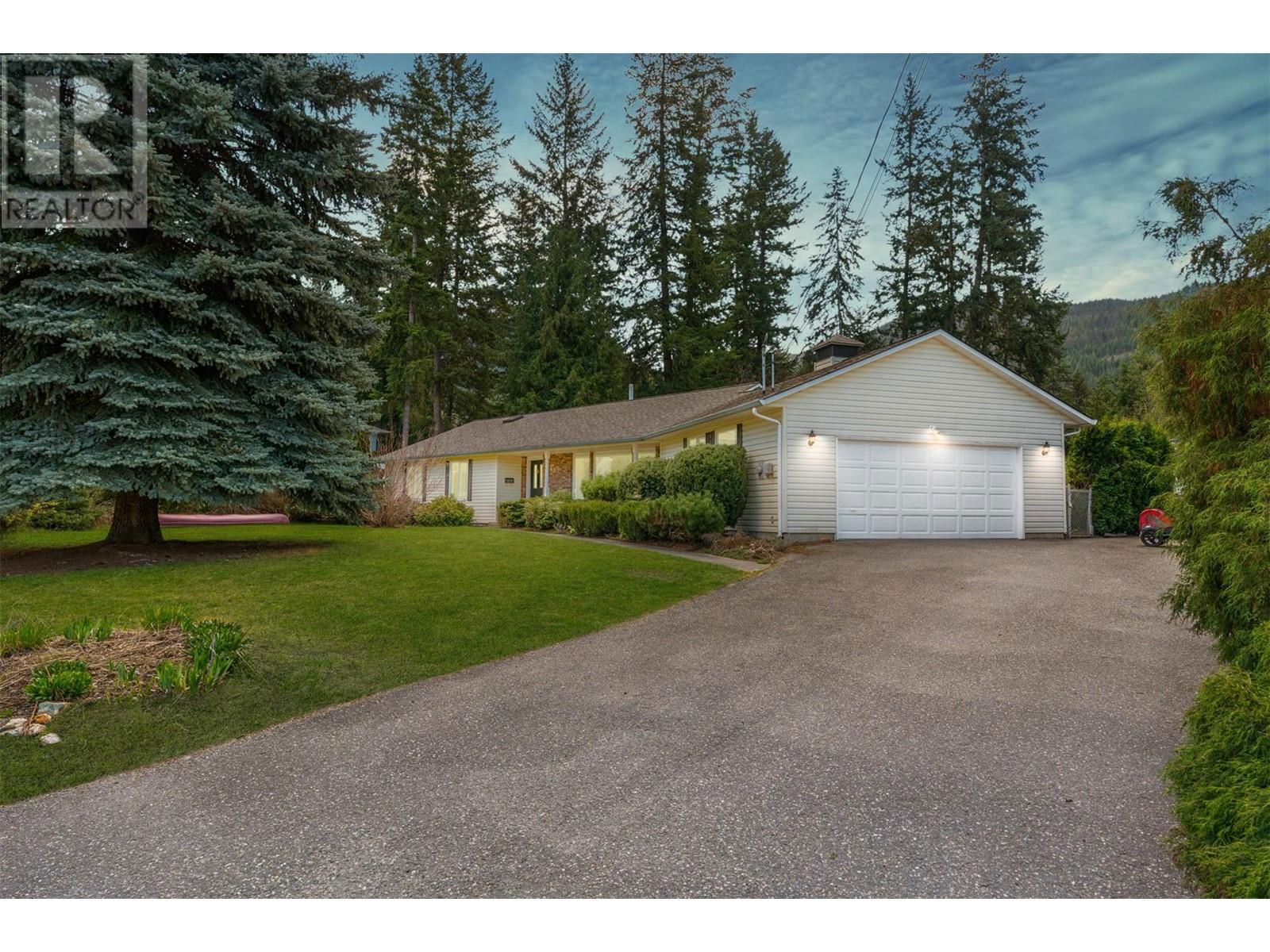 3445 SIDNEY CRESCENT Image 1