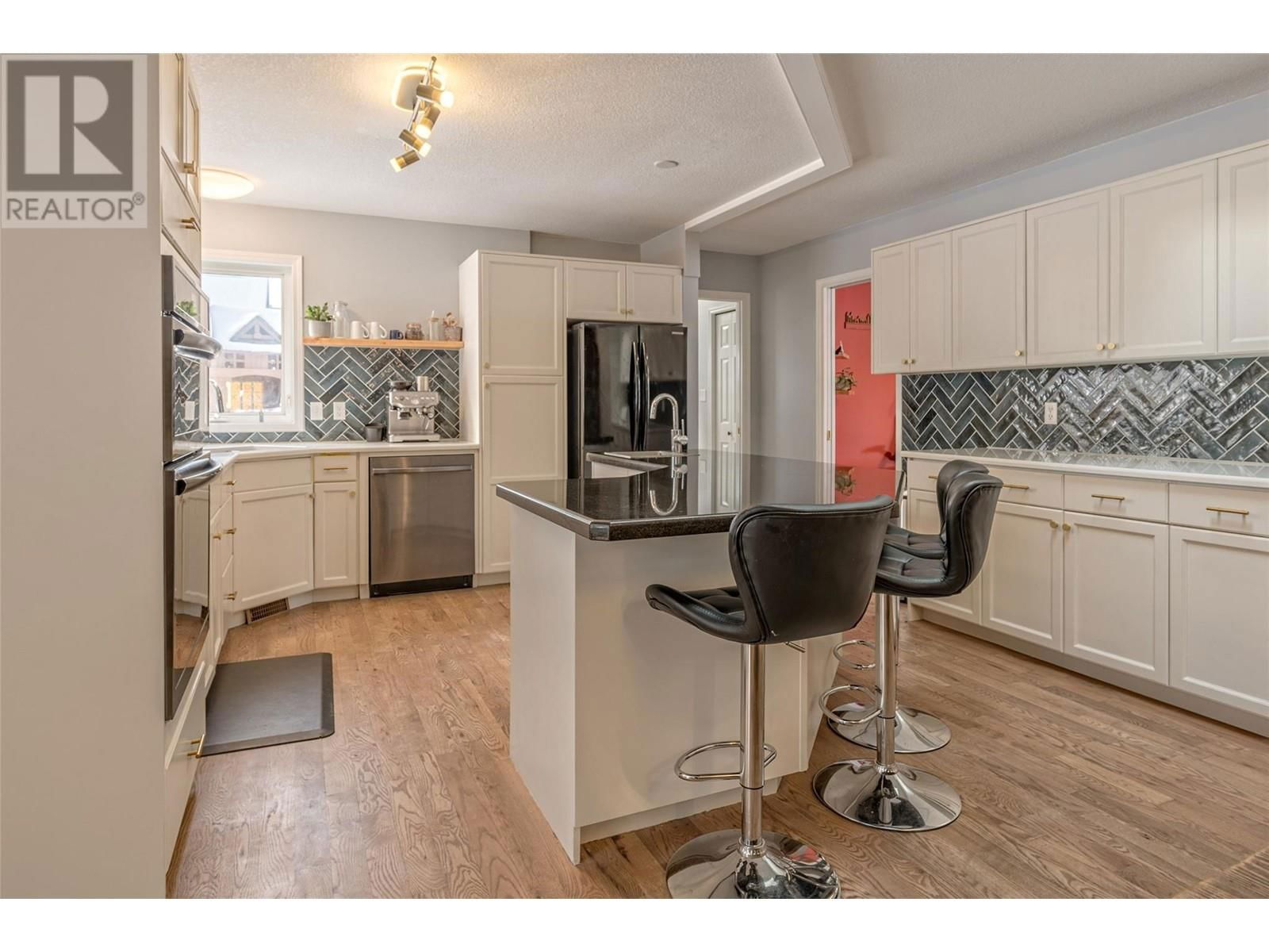 3445 SIDNEY CRESCENT Image 12