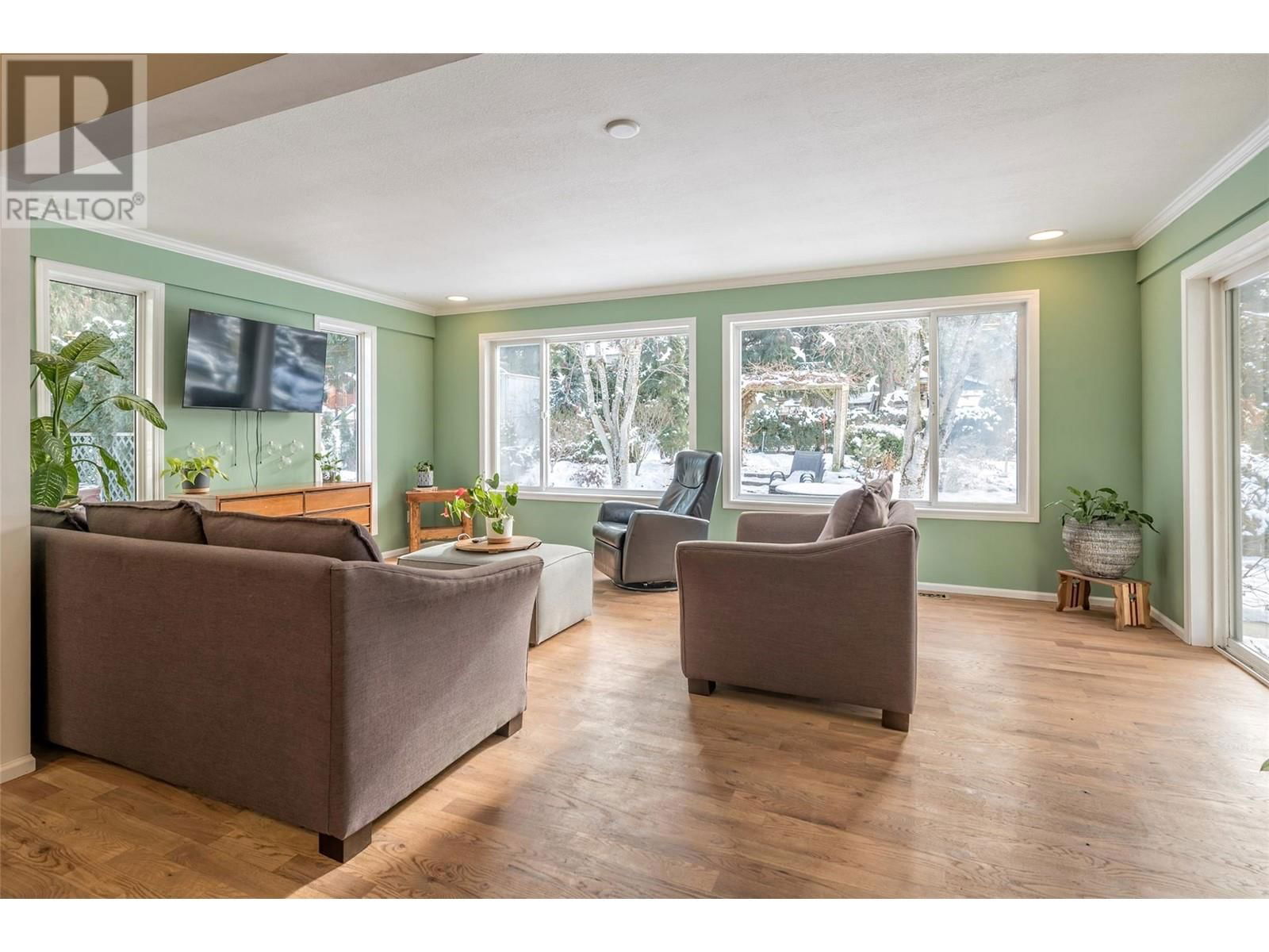 3445 SIDNEY CRESCENT Image 6