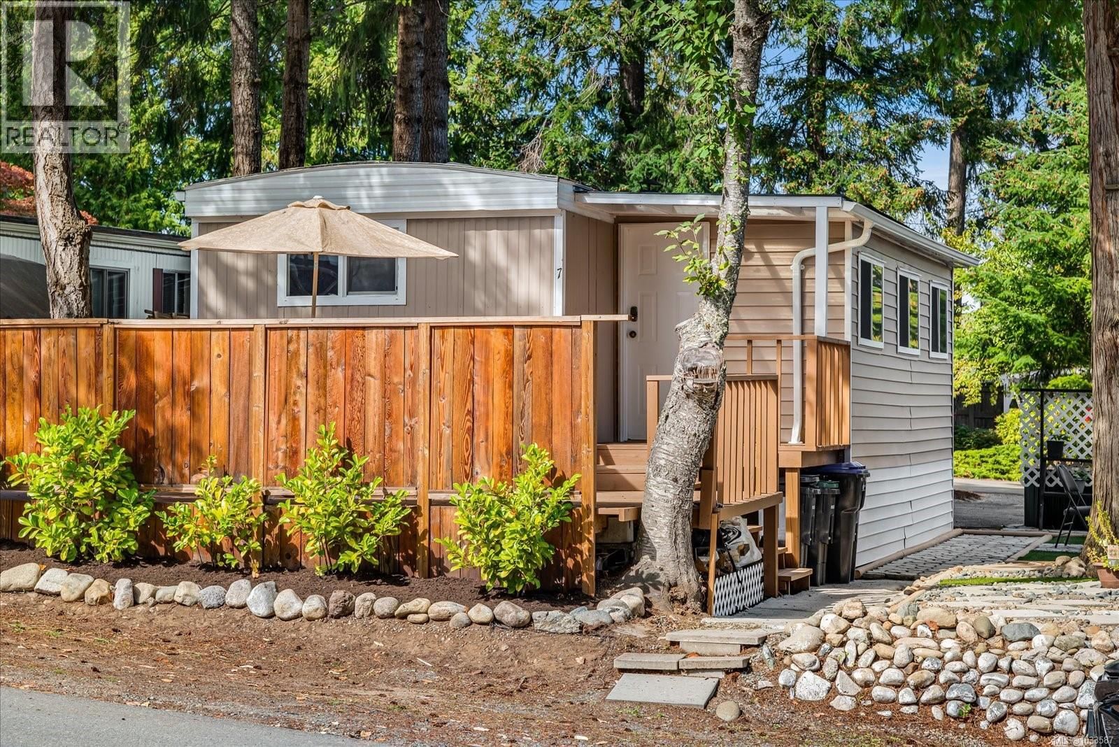 7 1247 Arbutus Road property photo