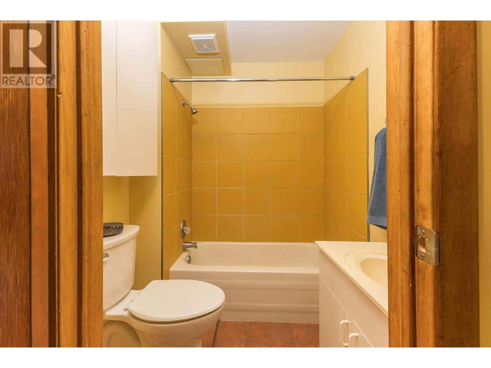4750 14 STREET NORTHEAST Image 32