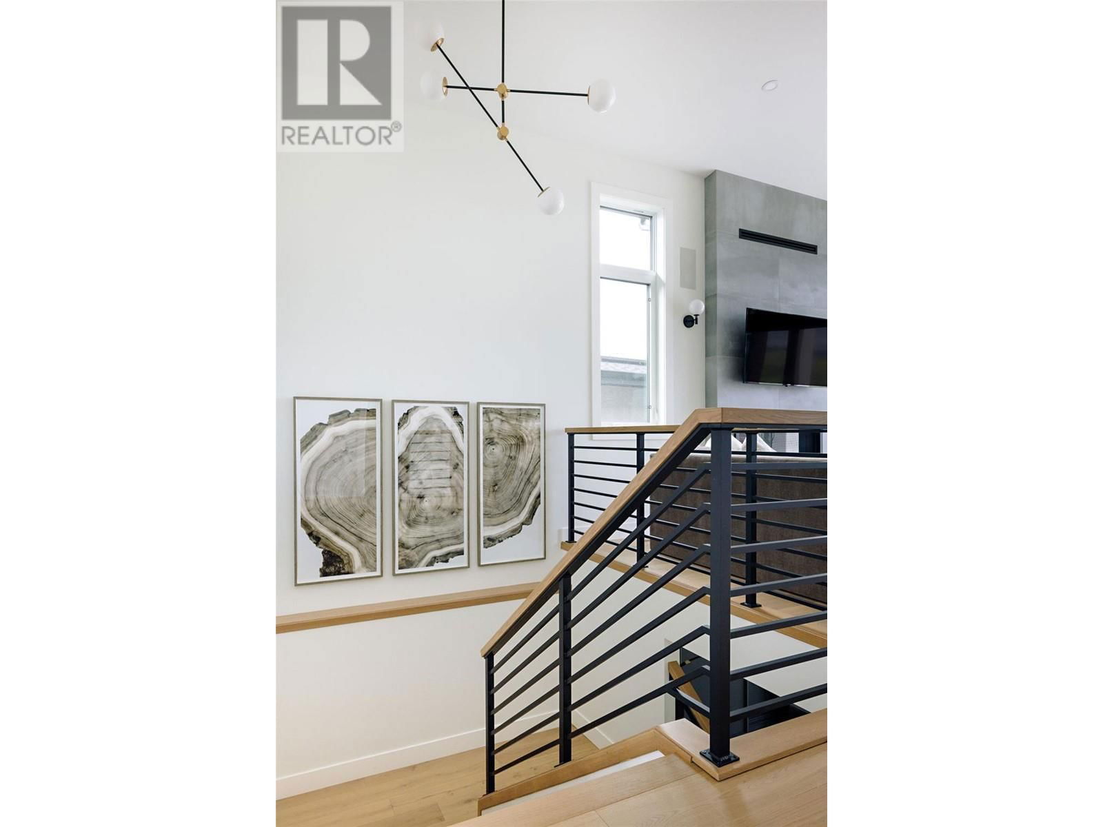 1050 EMSLIE STREET Image 3