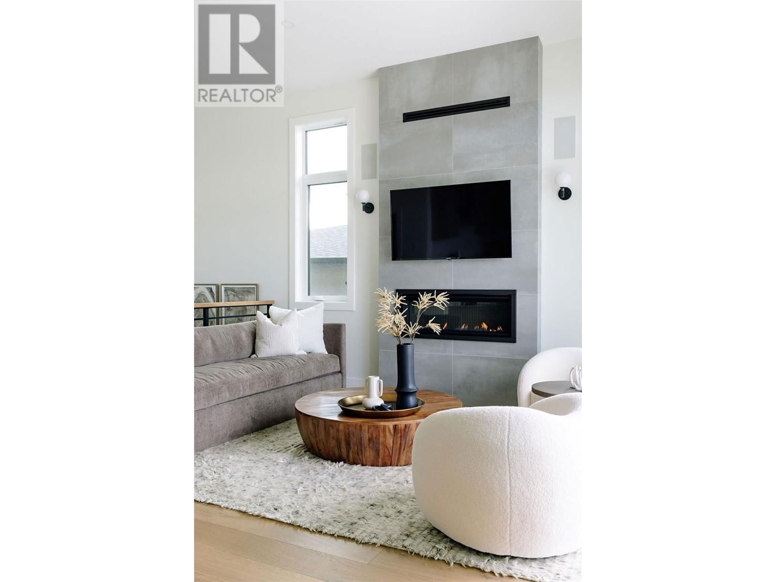 1050 EMSLIE STREET Image 5