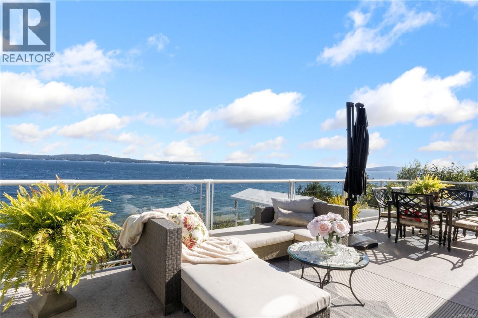 3632 Seaview Crescent property photo