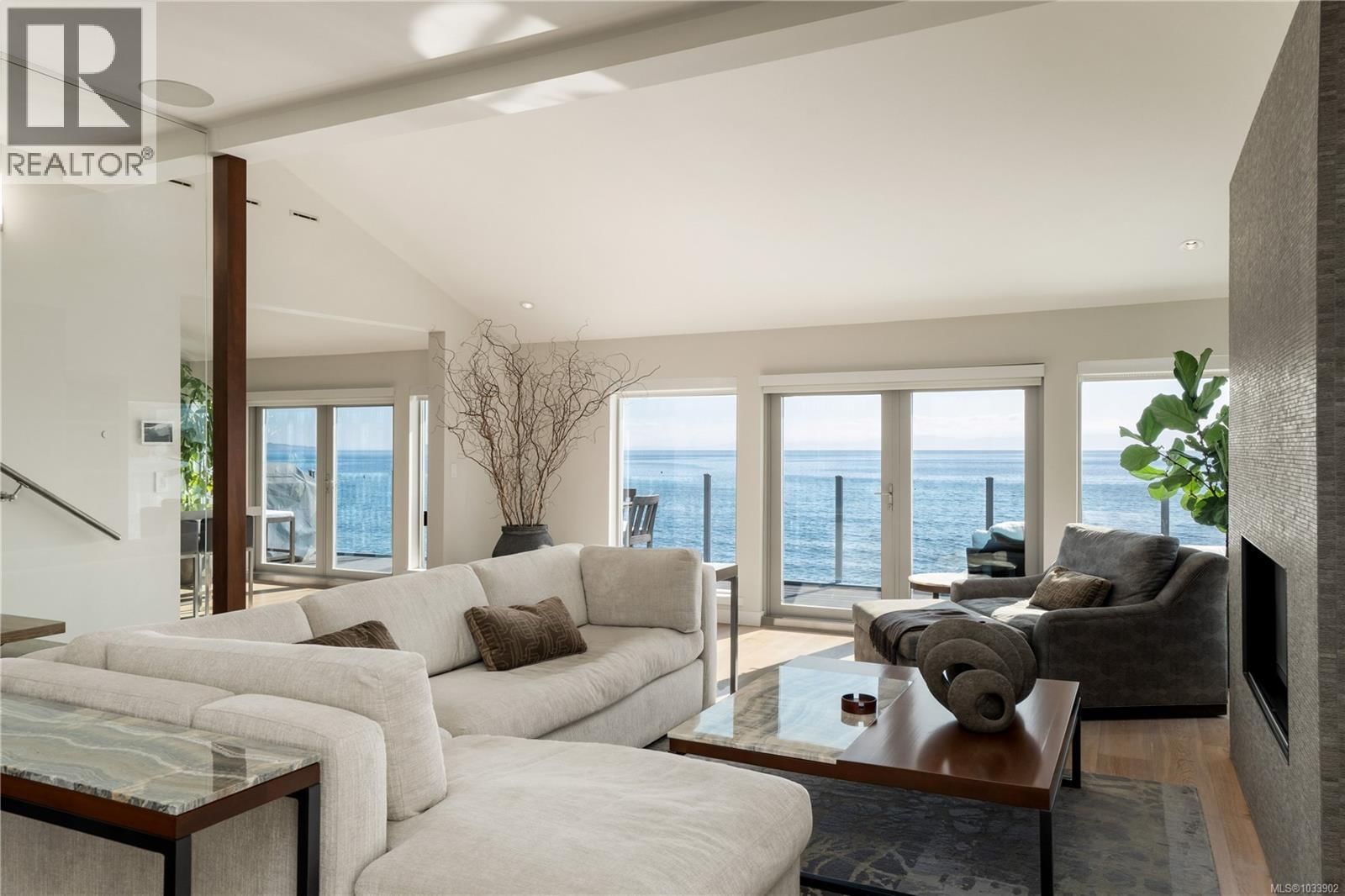 5039 Cordova Bay Road property photo