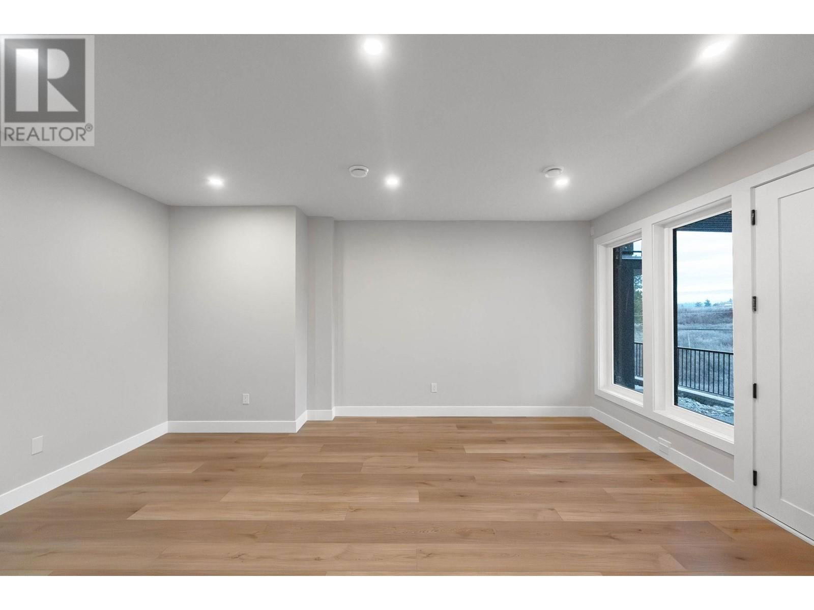 1671 HARBOUR VIEW CRESCENT Image 29