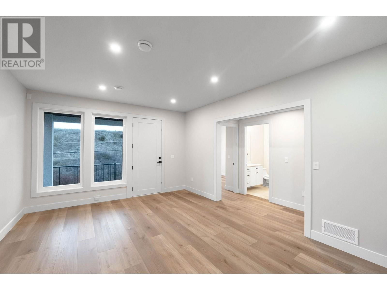1671 HARBOUR VIEW CRESCENT Image 30