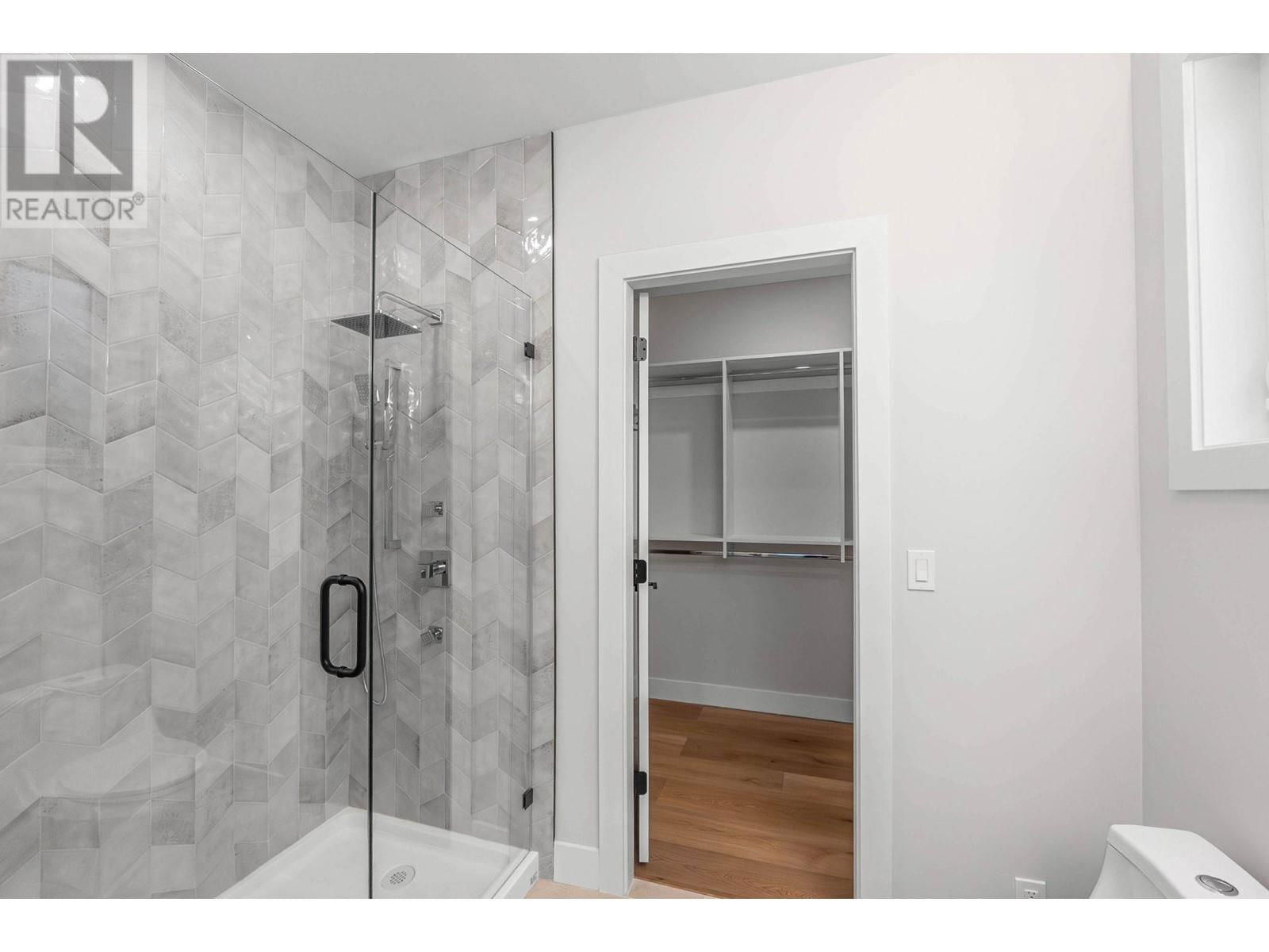 1671 HARBOUR VIEW CRESCENT Image 32