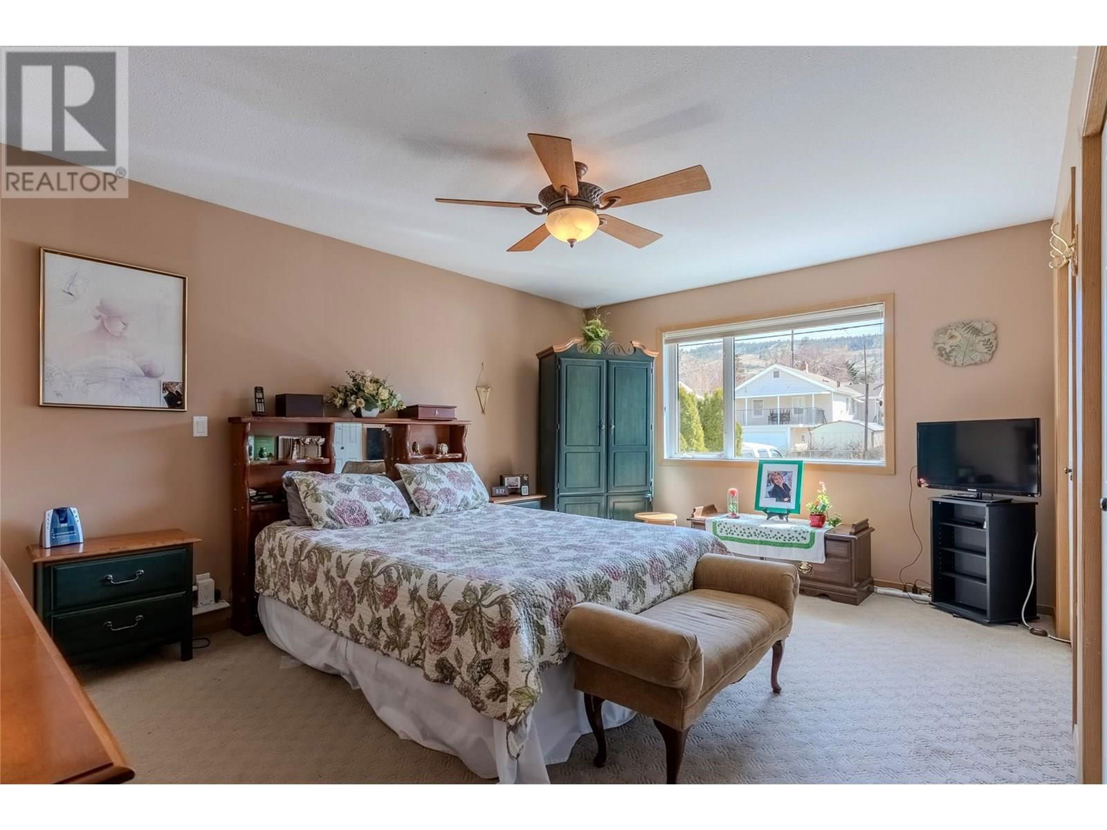921 COLUMBIA STREET Image 11