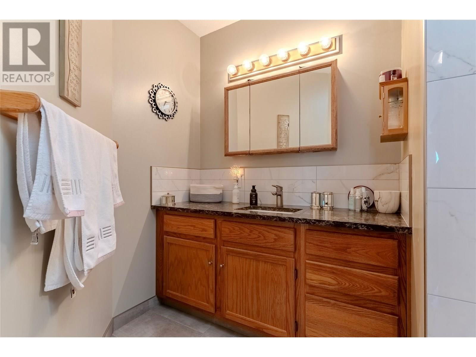 921 COLUMBIA STREET Image 14