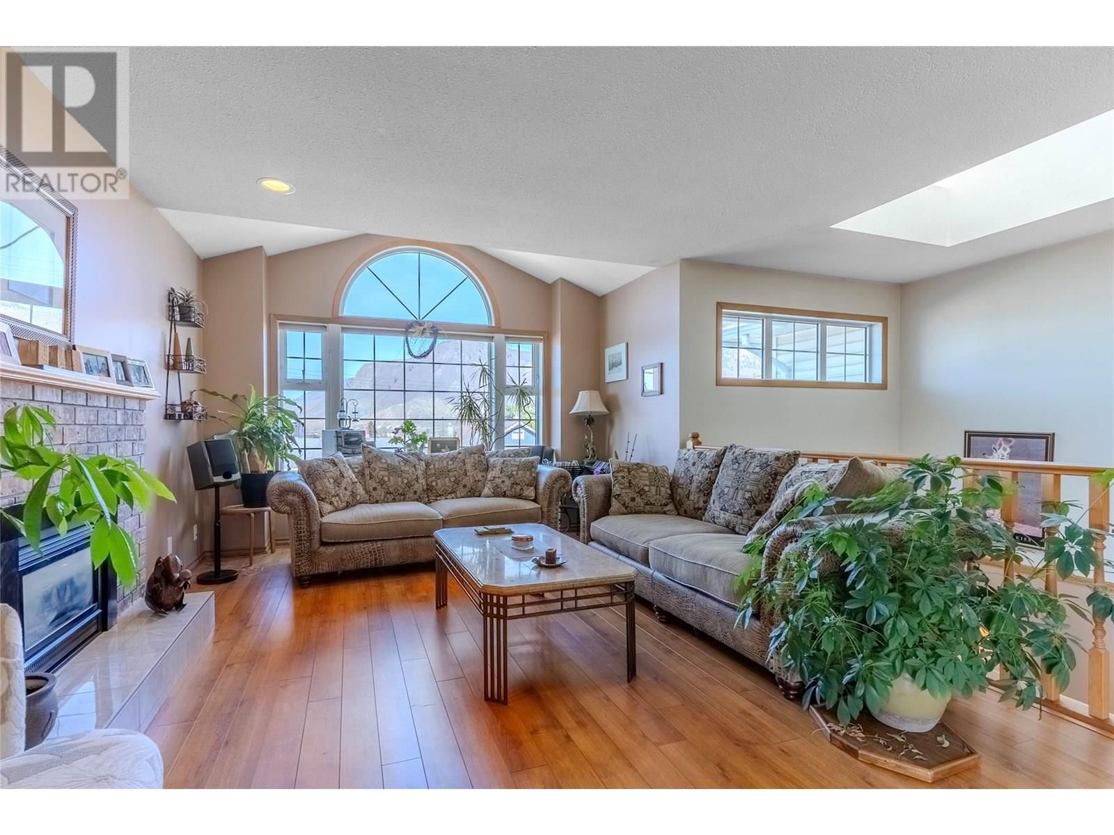 921 COLUMBIA STREET Image 3