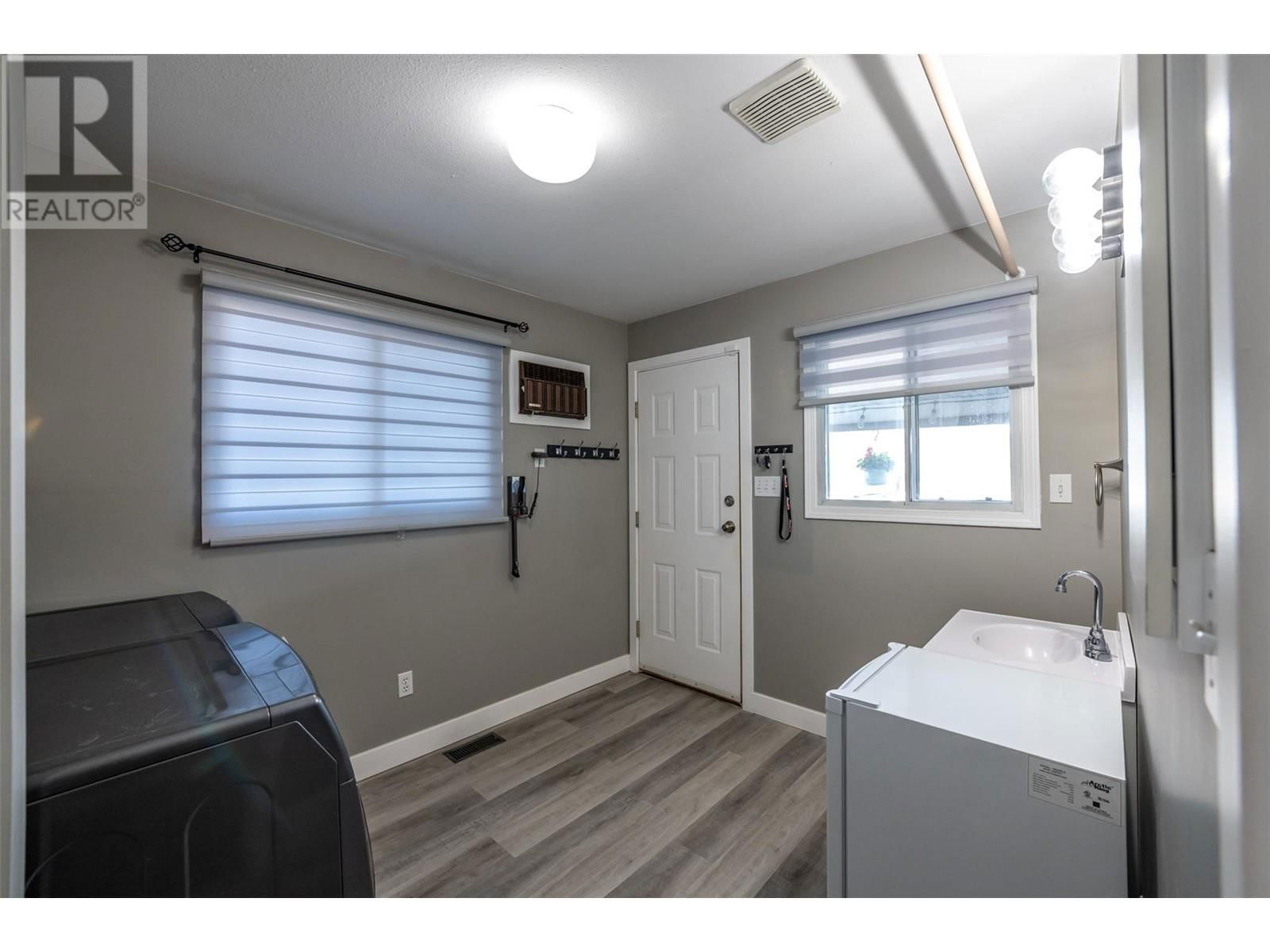 1179 QUEEN STREET Image 21