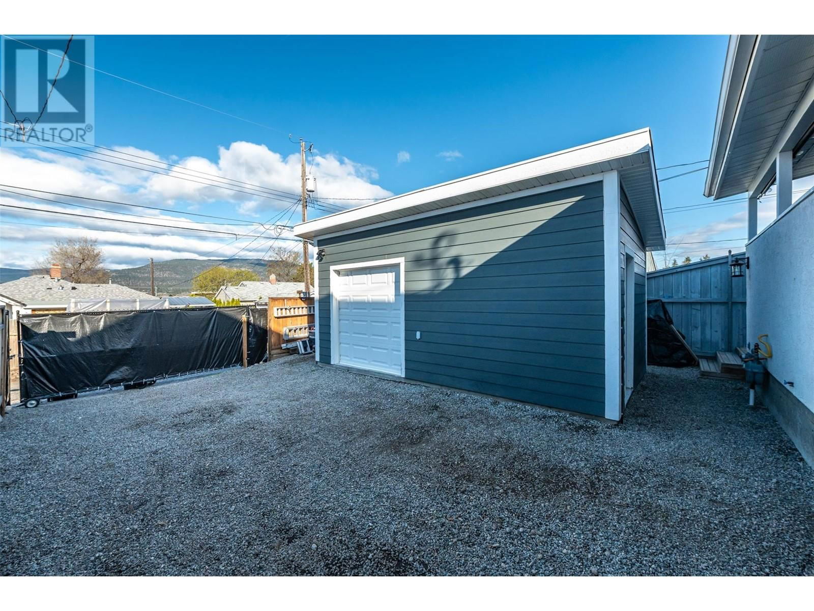 1179 QUEEN STREET Image 23