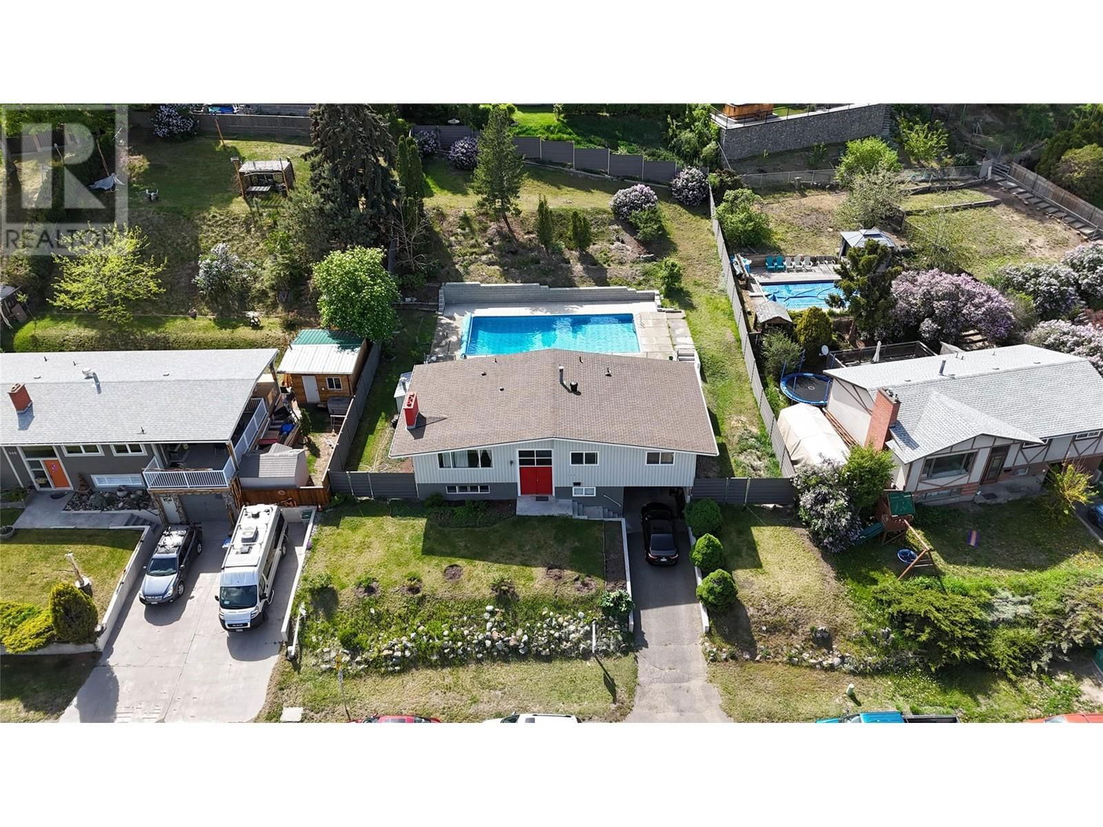 355 PEMBERTON TERRACE Image 1