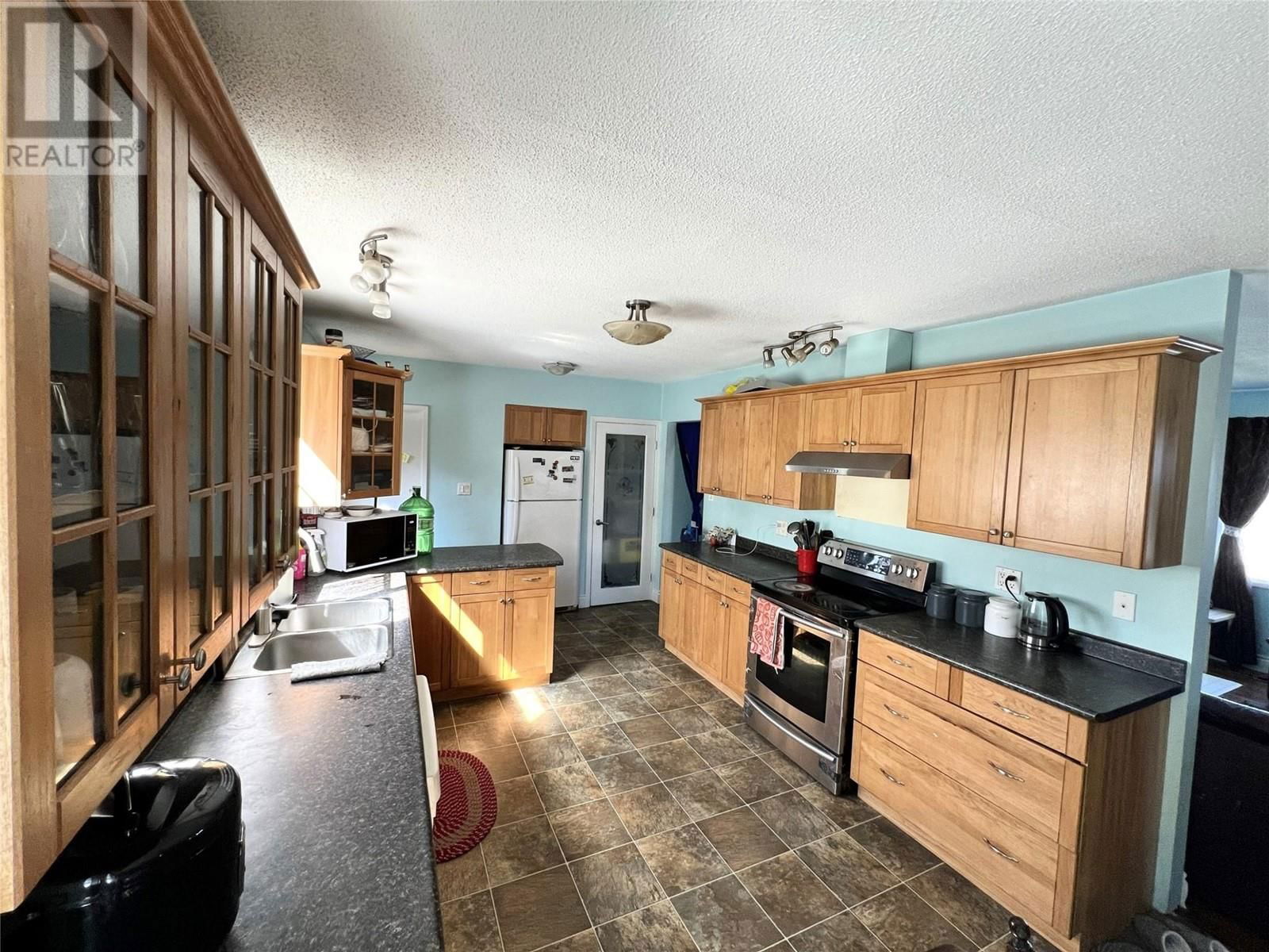 355 PEMBERTON TERRACE Image 8