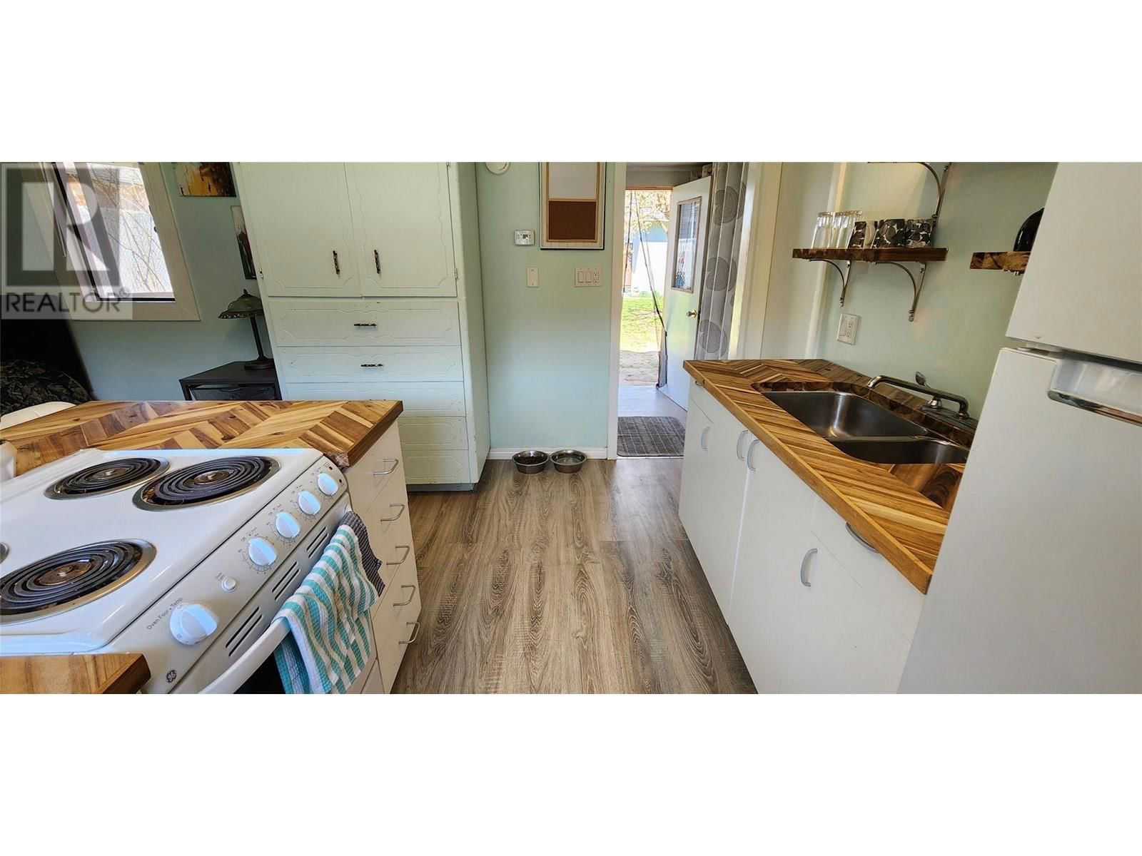 580 CAMERON AVENUE Image 13