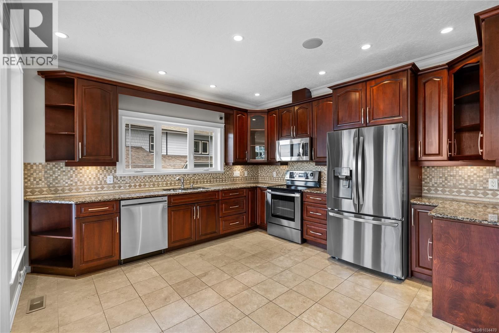10077 Island View Close property photo