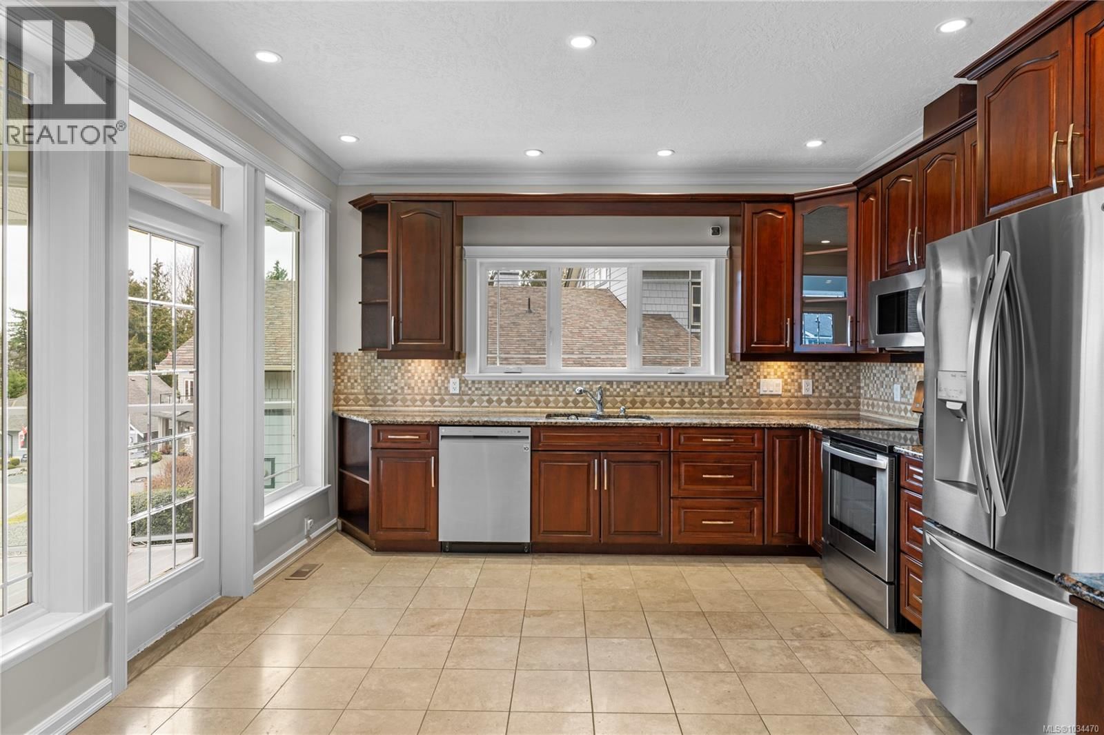 10077 Island View Close property photo