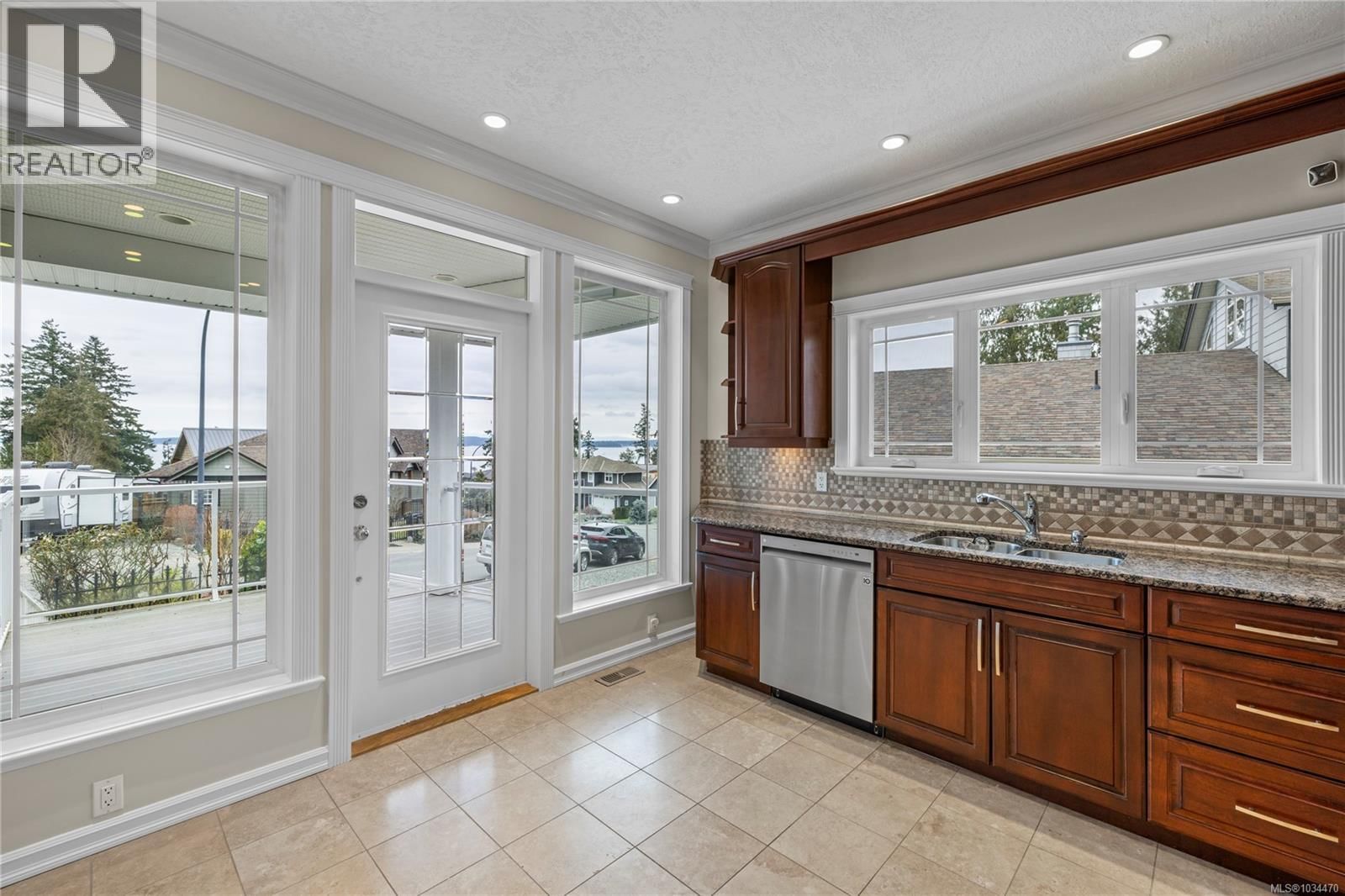 10077 Island View Close property photo