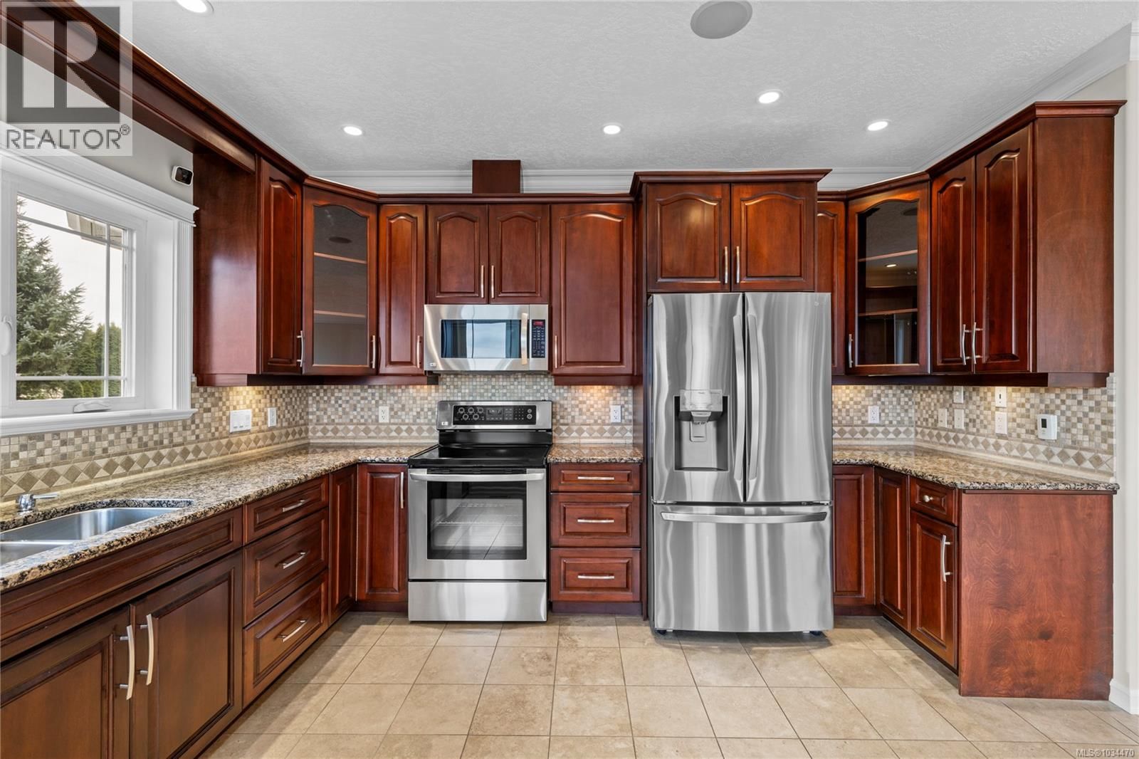 10077 Island View Close property photo