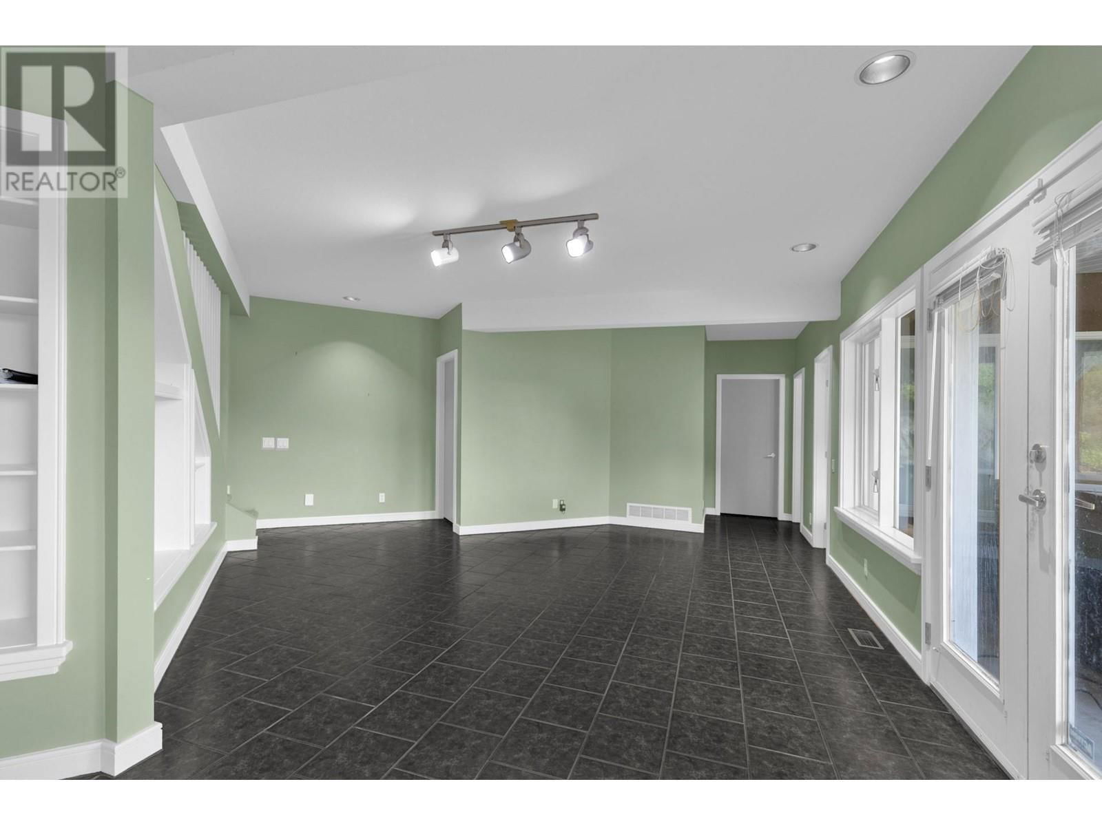 3784 INGLIS PLACE Image 31