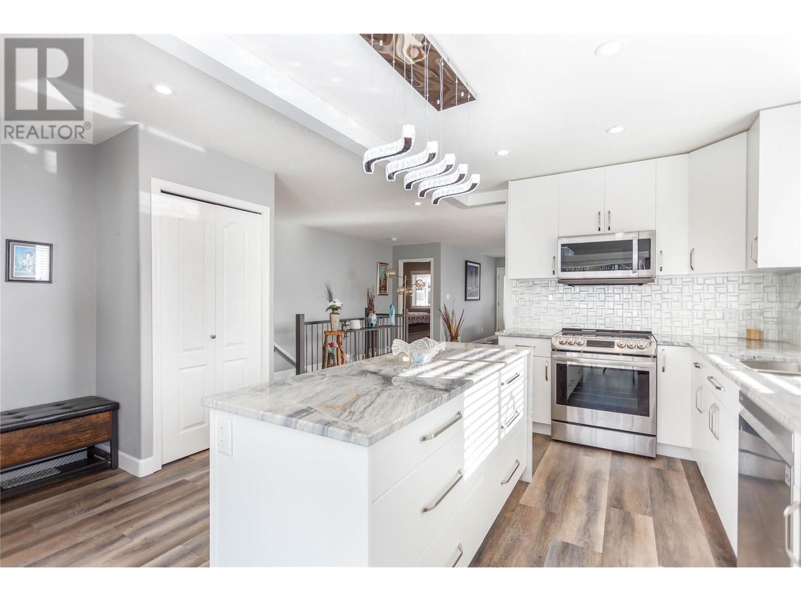 4 - 2675 PINE AVENUE Image 3