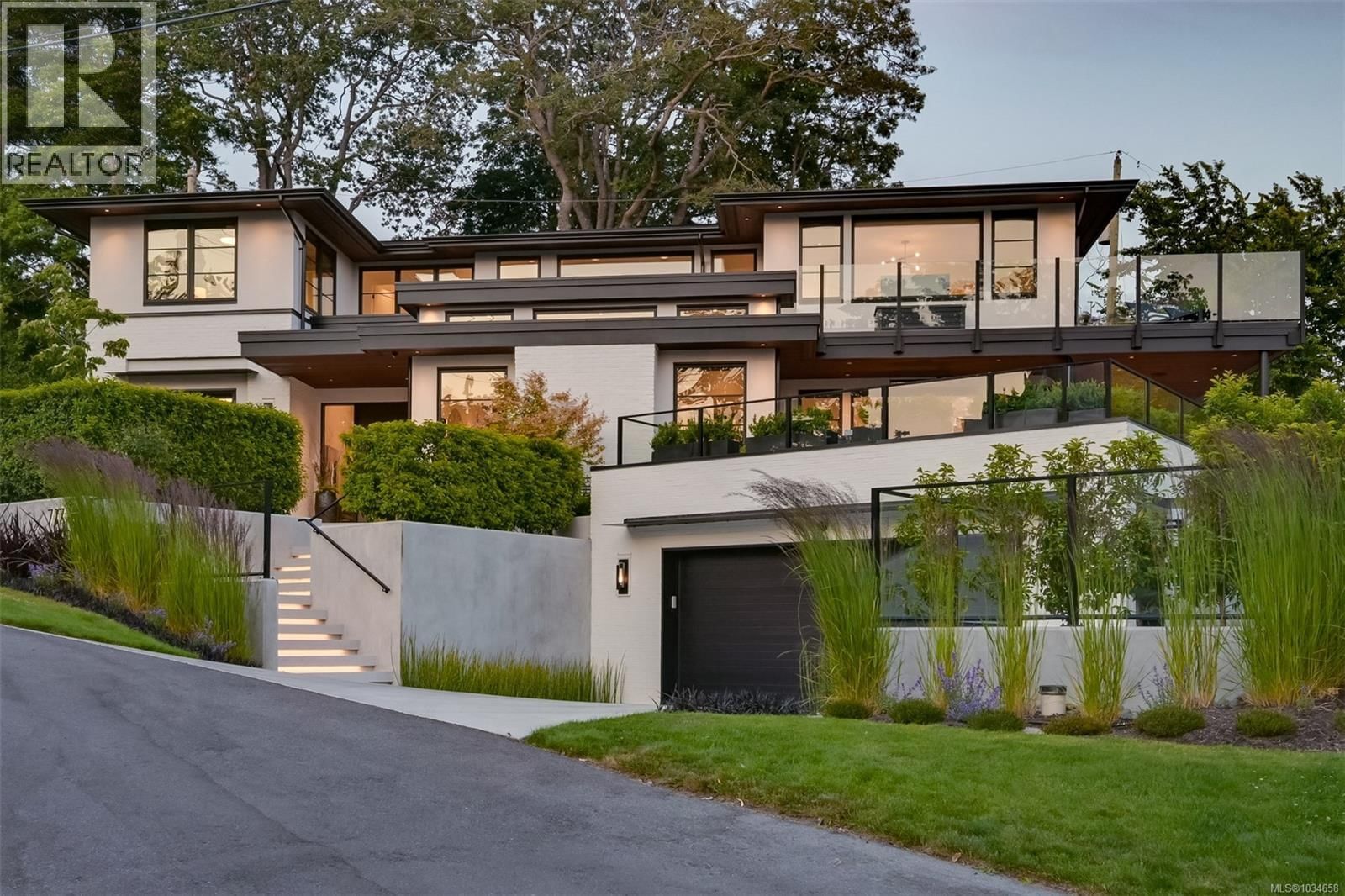 717 Robleda Crescent, Victoria, British Columbia V8S 3K6