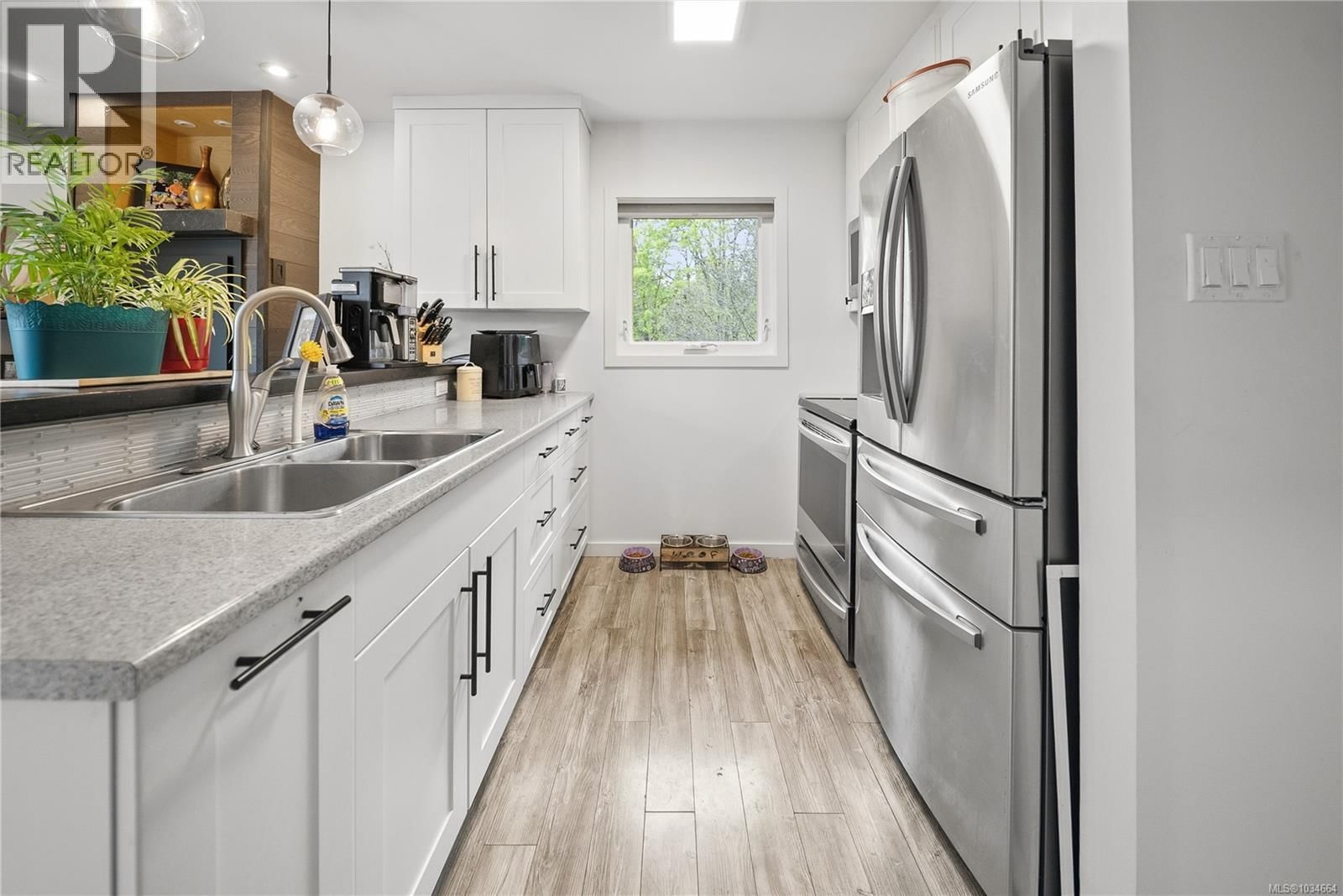 3129 Departure Bay Road property photo