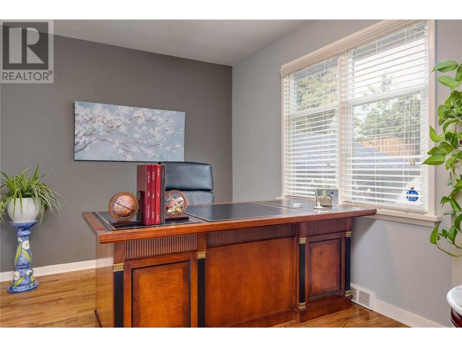 1927 KNOX CRESCENT Image 22