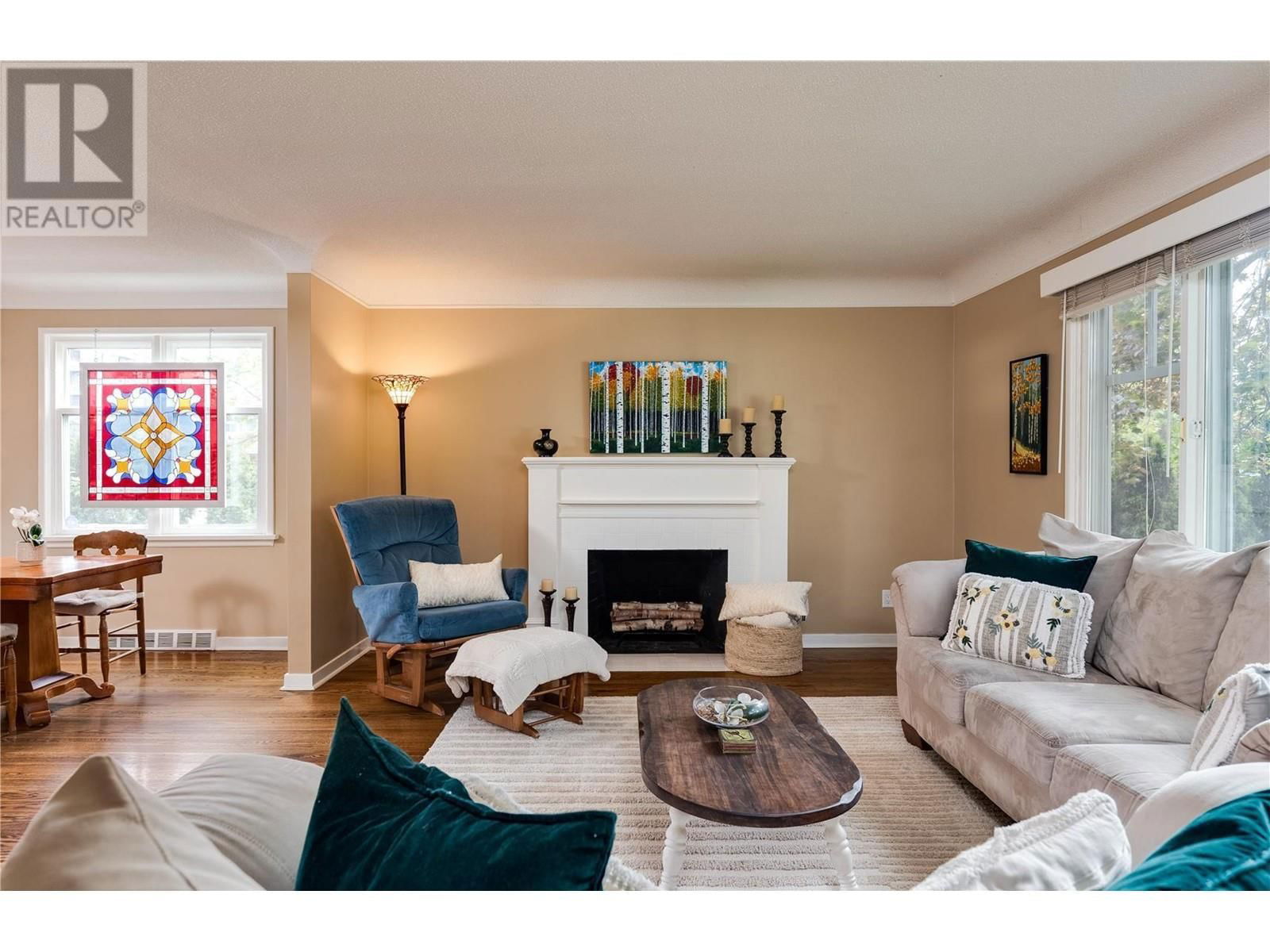 1927 KNOX CRESCENT Image 6