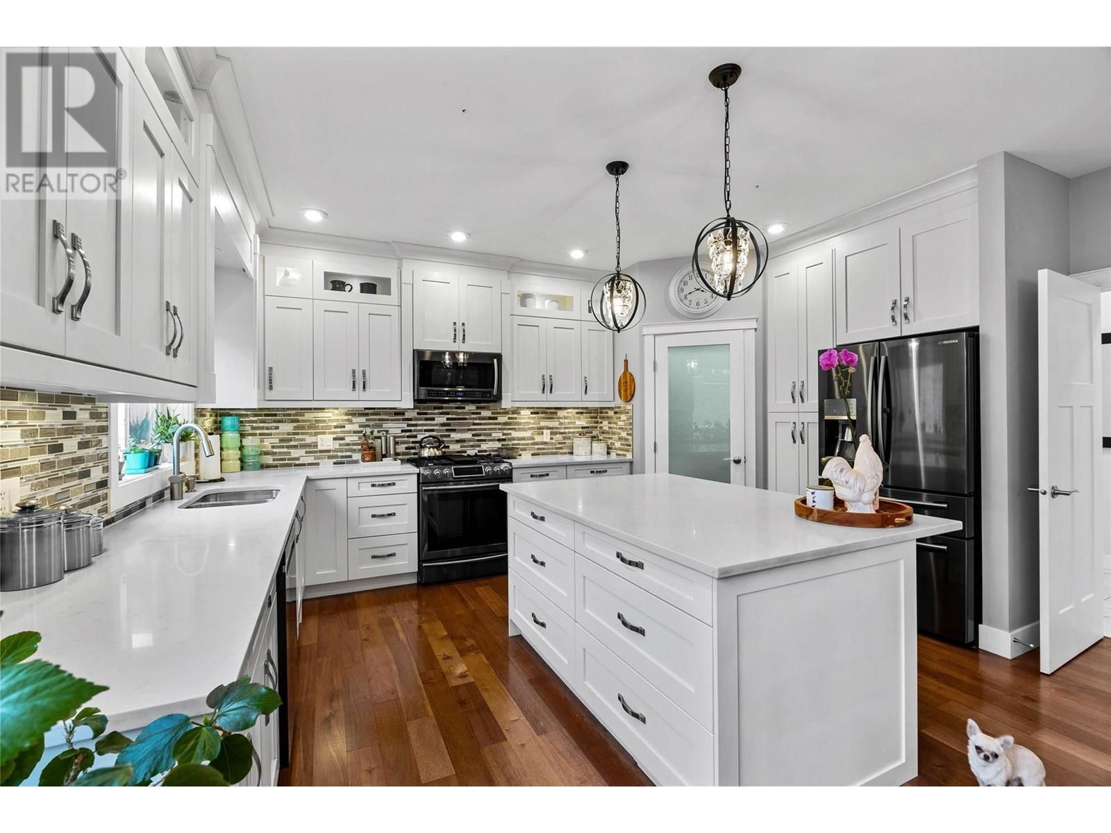 1532 EMERALD DRIVE Image 11