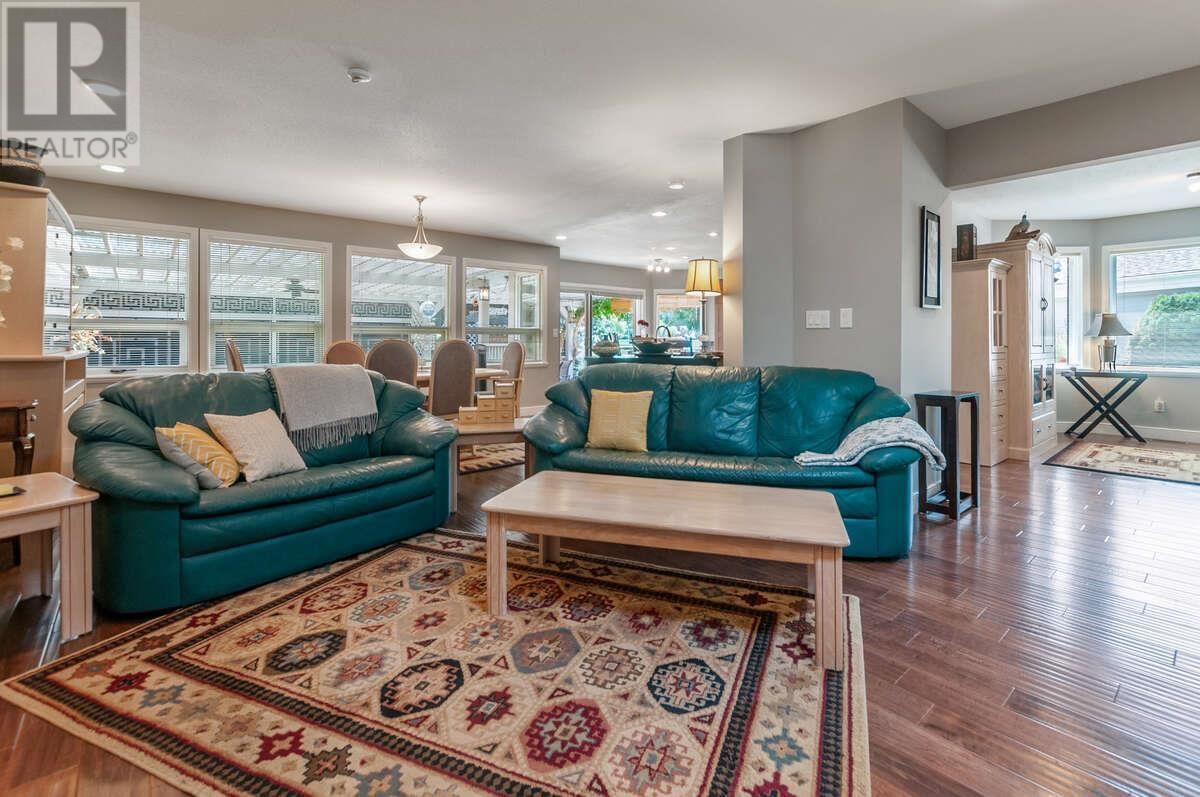 127 - 801 COMOX STREET Image 3