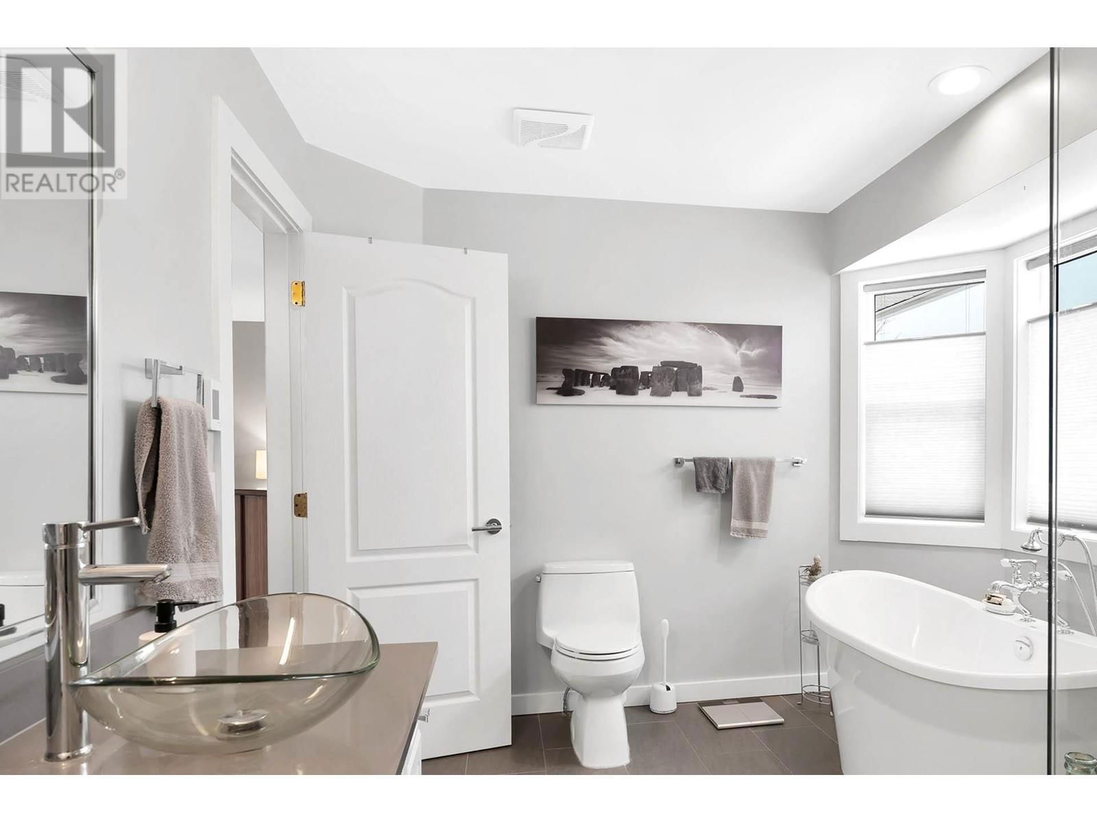 979 REGENT CRESCENT Image 23