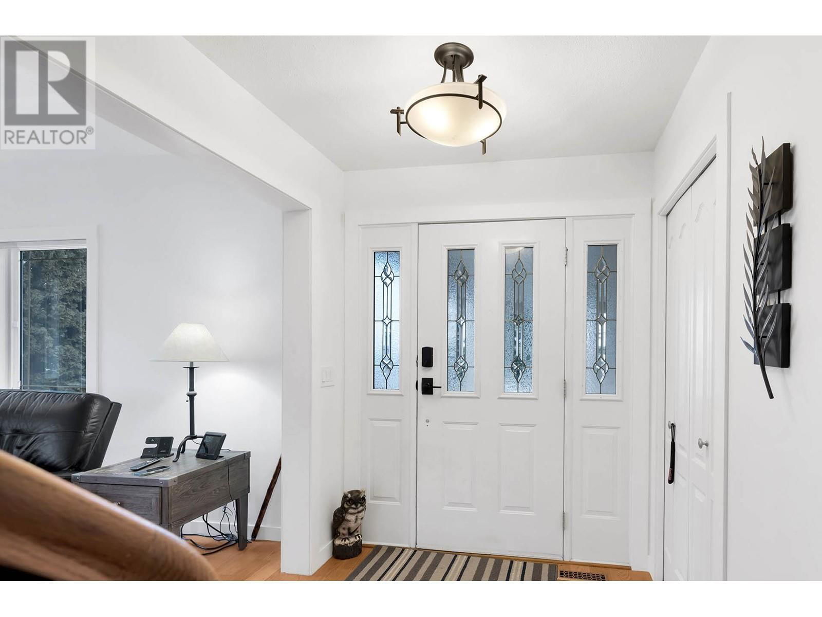979 REGENT CRESCENT Image 3