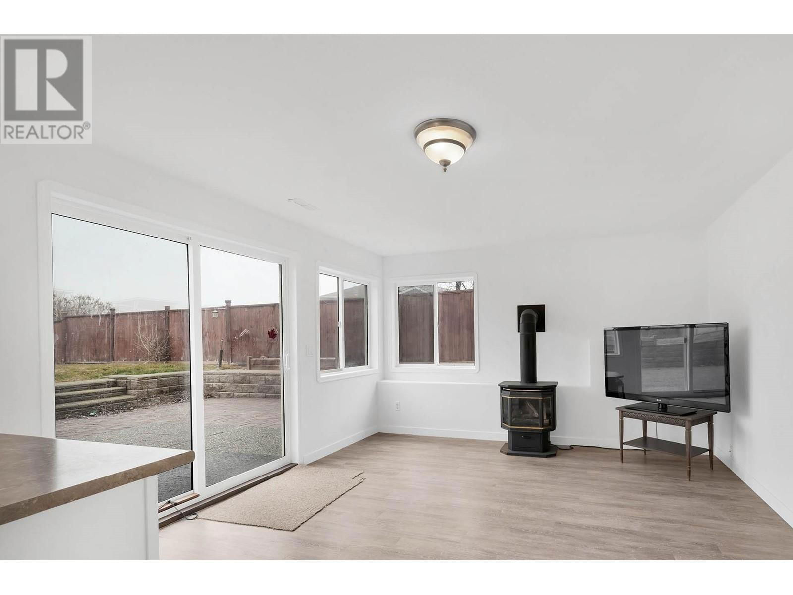 979 REGENT CRESCENT Image 32