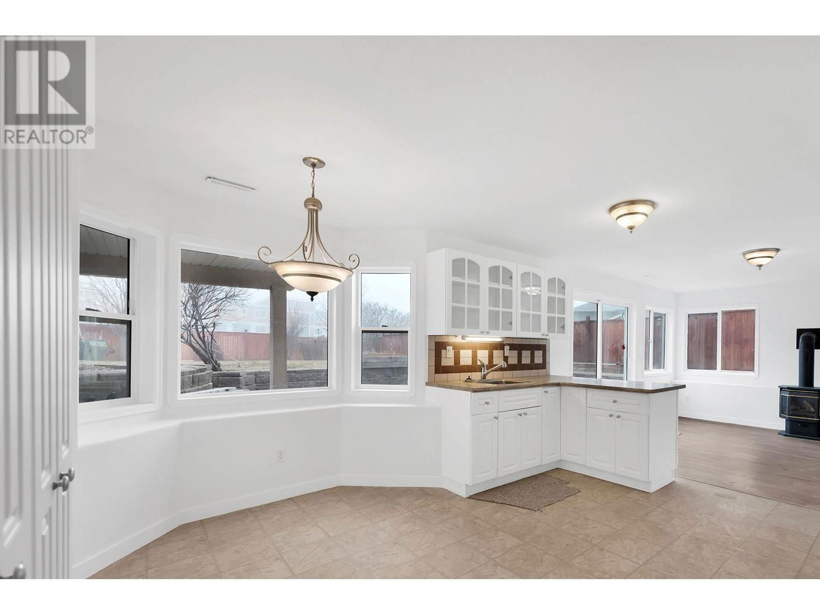 979 REGENT CRESCENT Image 35