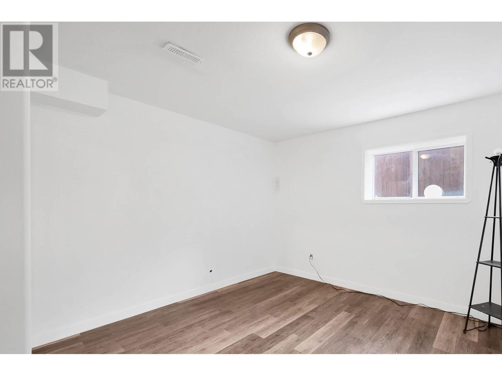 979 REGENT CRESCENT Image 36