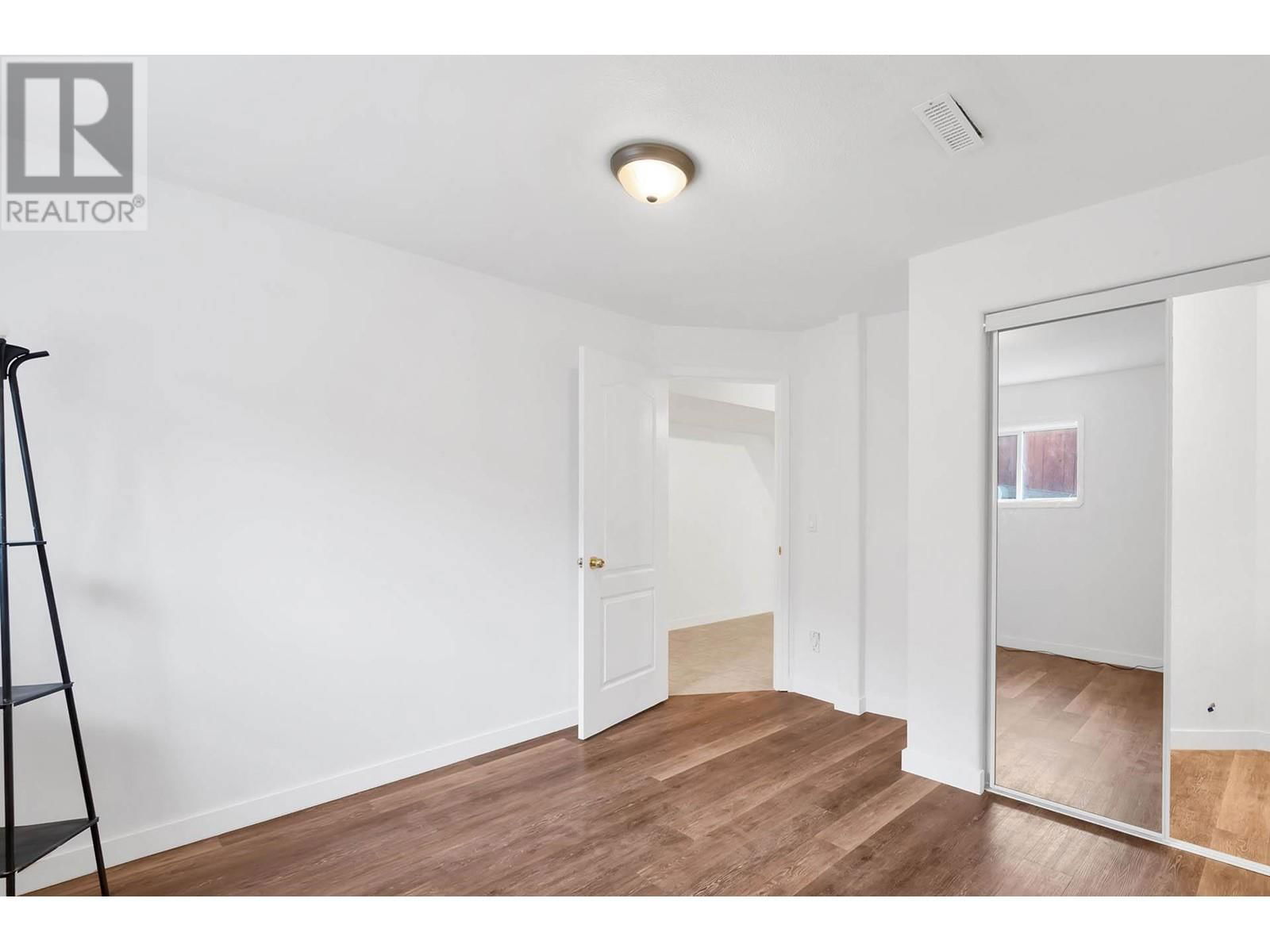 979 REGENT CRESCENT Image 37