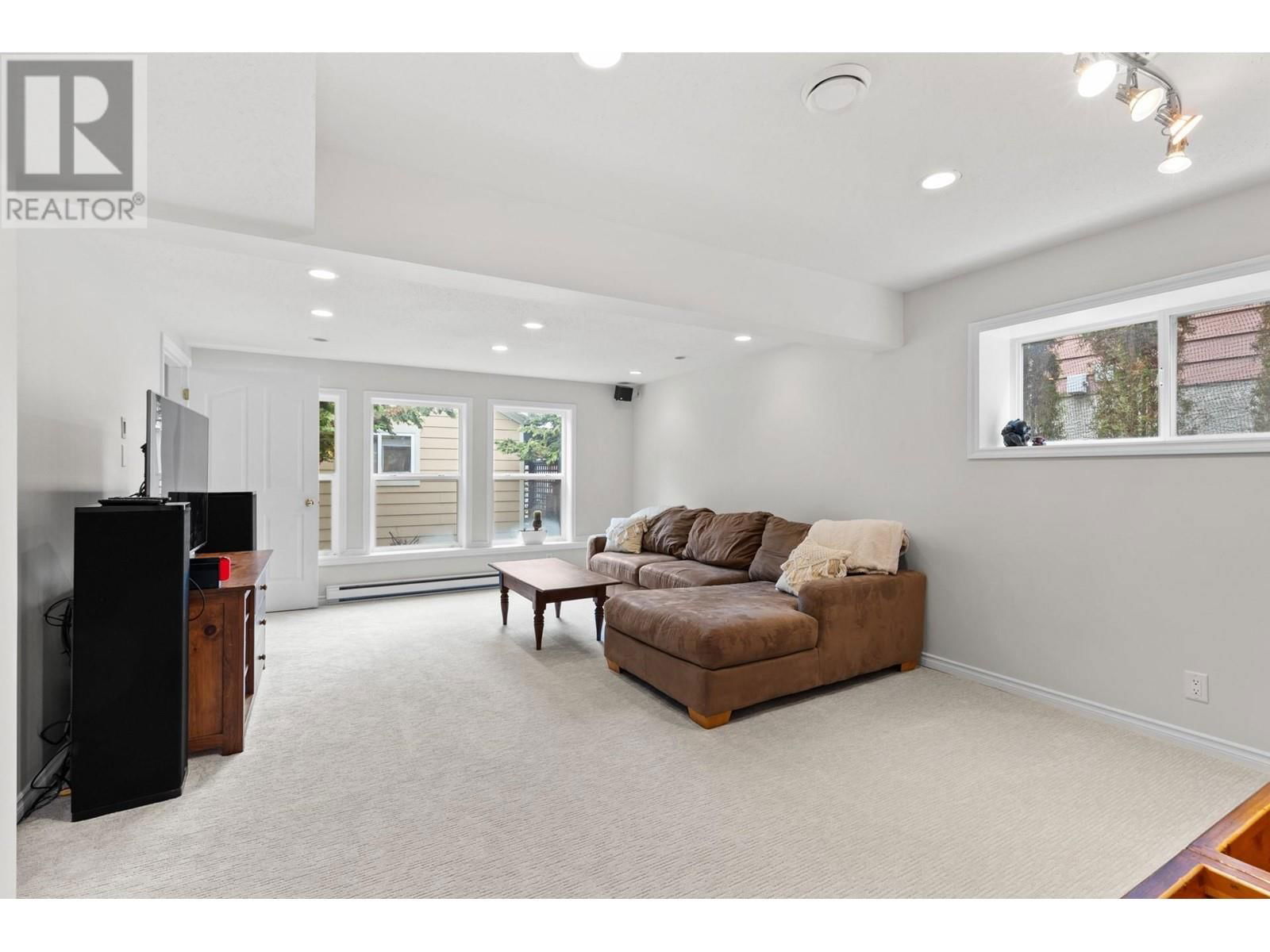 396 MCCARREN AVENUE Image 23