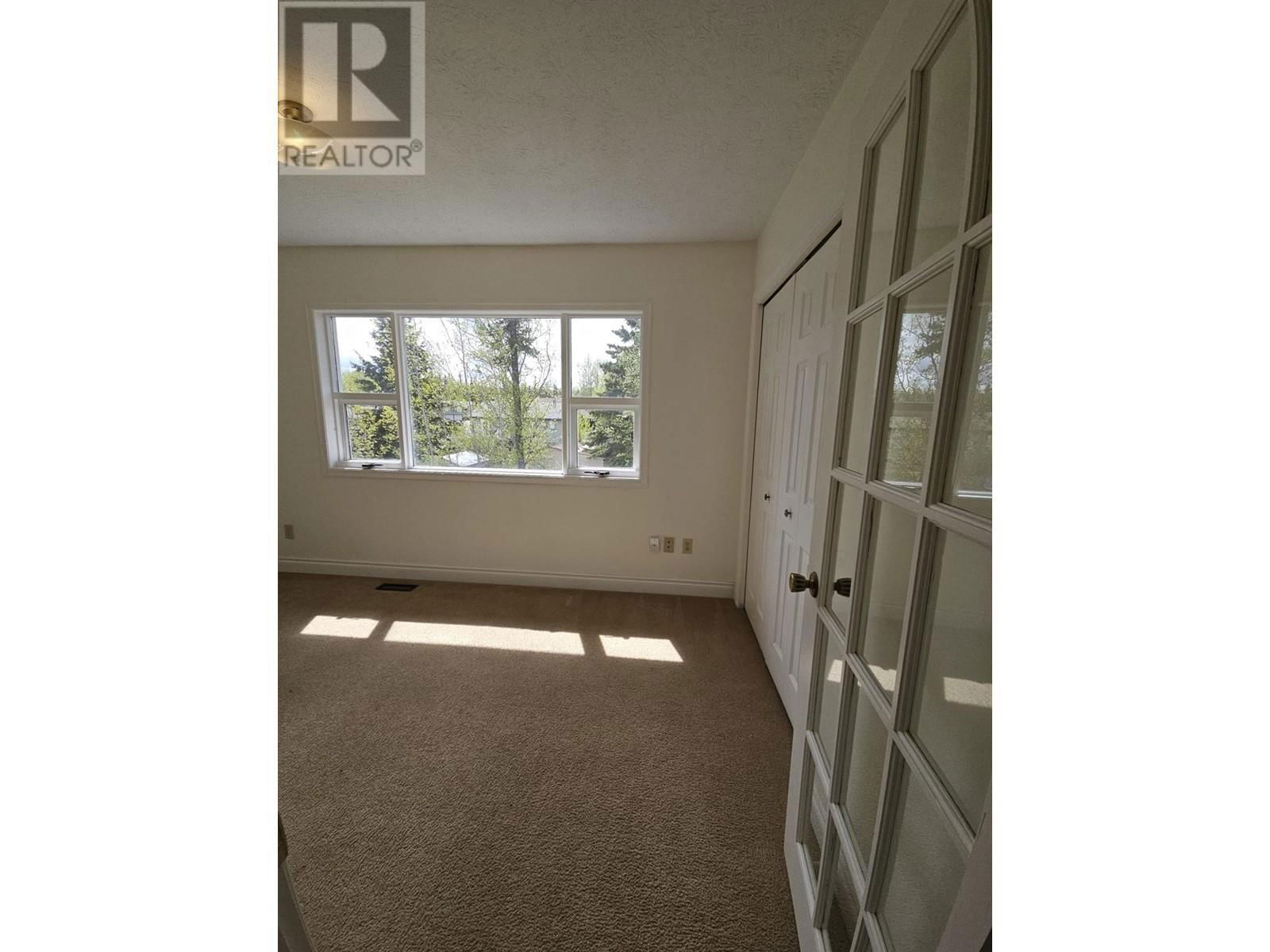 128 CHAMBERLAIN CRESCENT Image 35